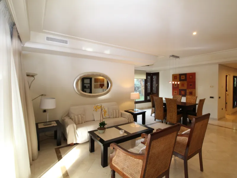 House - Semi-Detached House в продаже в Marbella, Málaga. В доме 3 спален и 3 ванных комнат. Площадь дома 431 м². Площадь участка 100 м²