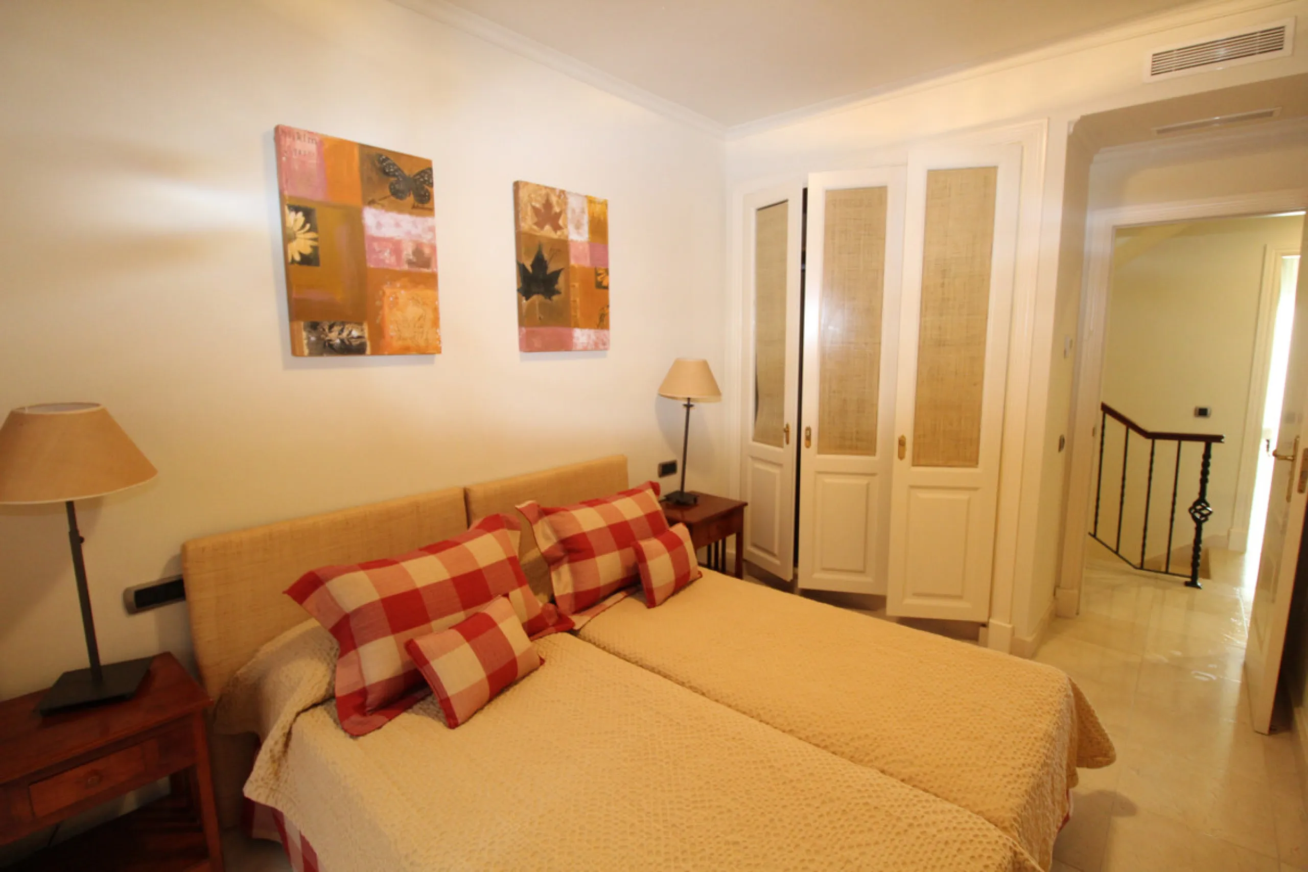House - Semi-Detached House в продаже в Marbella, Málaga. В доме 3 спален и 3 ванных комнат. Площадь дома 431 м². Площадь участка 100 м²