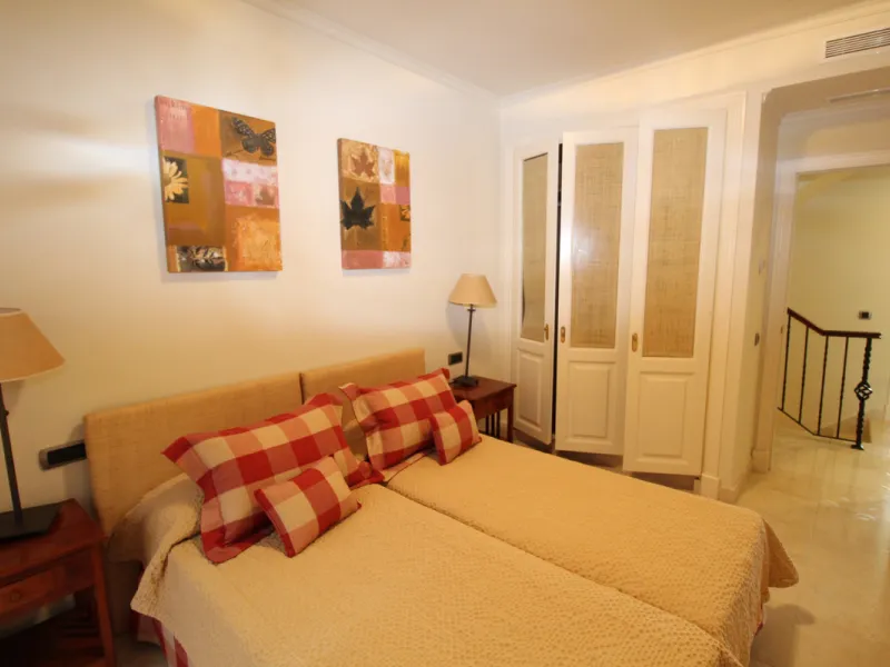 House - Semi-Detached House в продаже в Marbella, Málaga. В доме 3 спален и 3 ванных комнат. Площадь дома 431 м². Площадь участка 100 м²