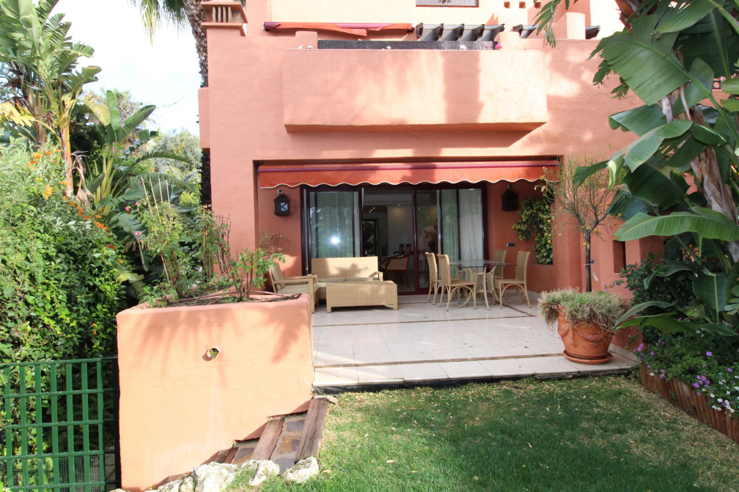 House - Semi-Detached House в продаже в Marbella, Málaga. В доме 3 спален и 3 ванных комнат. Площадь дома 431 м². Площадь участка 100 м²