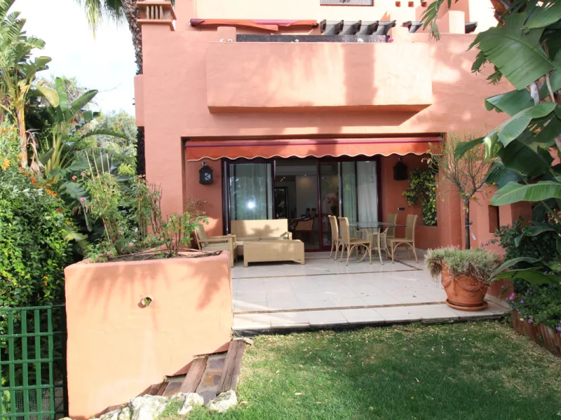 House - Semi-Detached House в продаже в Marbella, Málaga. В доме 3 спален и 3 ванных комнат. Площадь дома 431 м². Площадь участка 100 м²