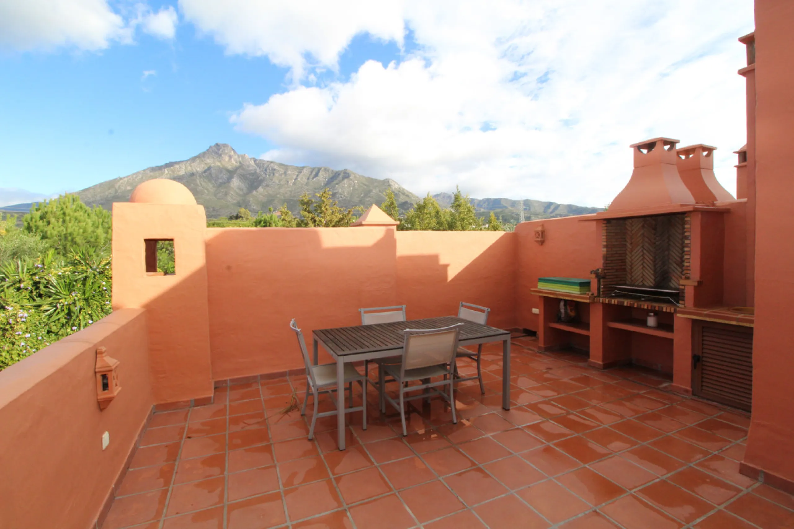 House - Semi-Detached House в продаже в Marbella, Málaga. В доме 3 спален и 3 ванных комнат. Площадь дома 431 м². Площадь участка 100 м²