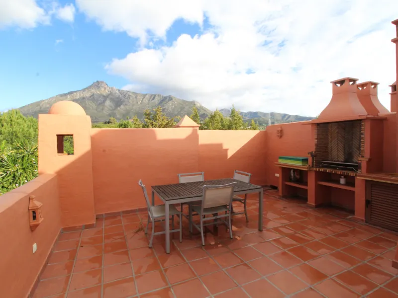 House - Semi-Detached House в продаже в Marbella, Málaga. В доме 3 спален и 3 ванных комнат. Площадь дома 431 м². Площадь участка 100 м²