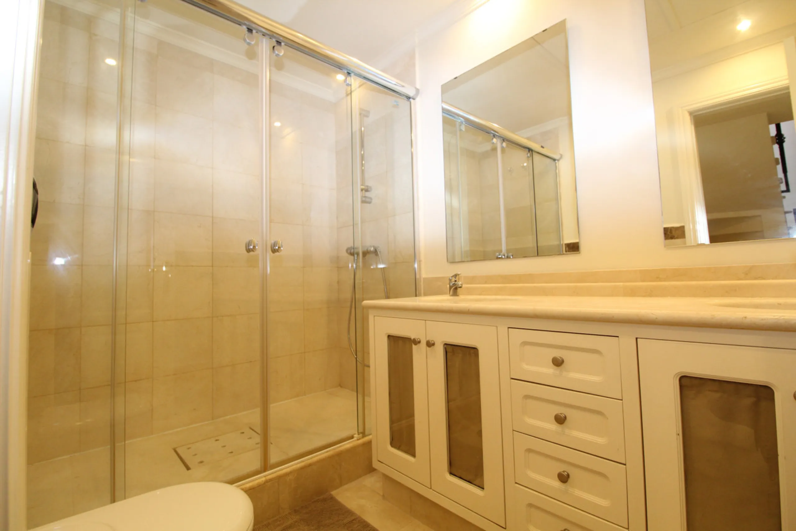 House - Semi-Detached House в продаже в Marbella, Málaga. В доме 3 спален и 3 ванных комнат. Площадь дома 431 м². Площадь участка 100 м²