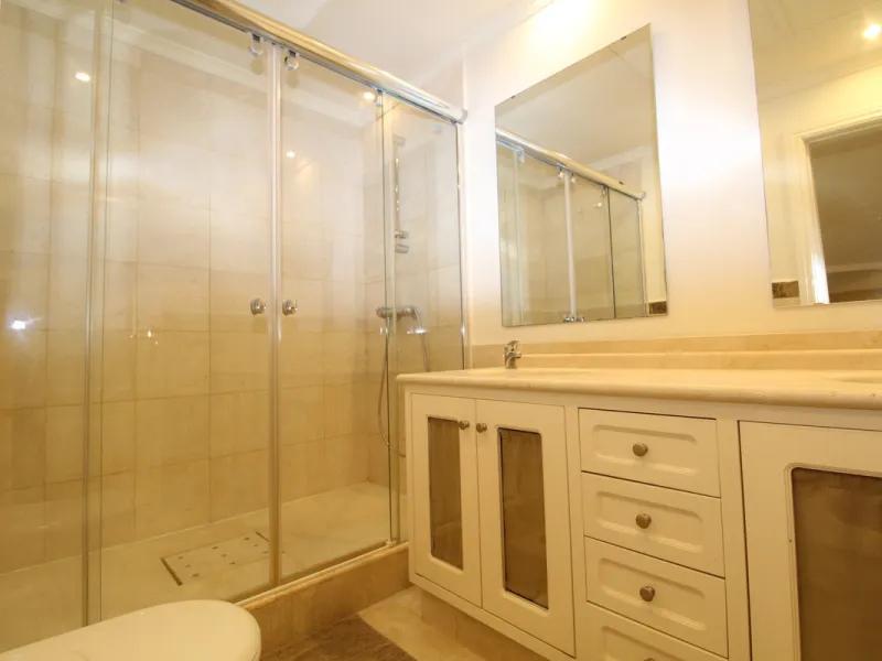 House - Semi-Detached House в продаже в Marbella, Málaga. В доме 3 спален и 3 ванных комнат. Площадь дома 431 м². Площадь участка 100 м²