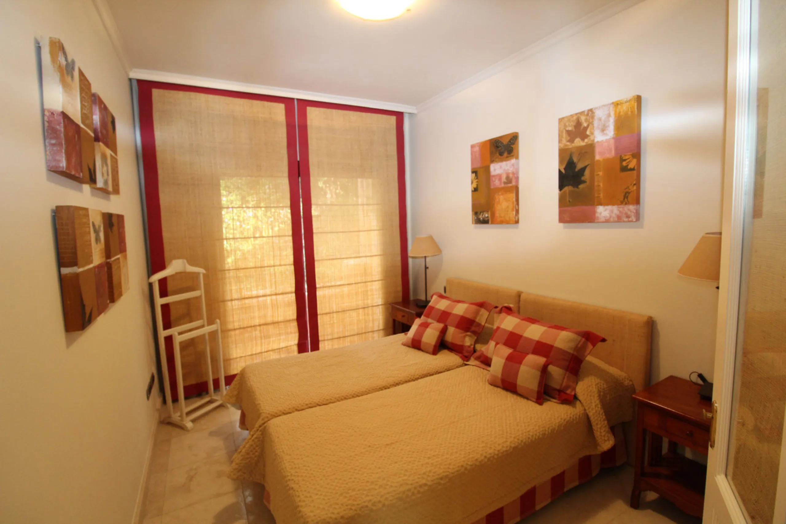 House - Semi-Detached House в продаже в Marbella, Málaga. В доме 3 спален и 3 ванных комнат. Площадь дома 431 м². Площадь участка 100 м²