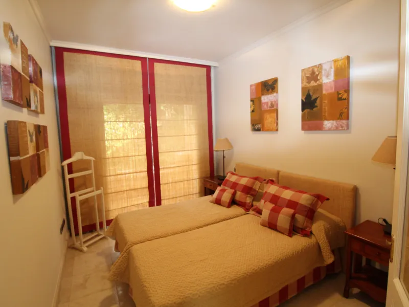 House - Semi-Detached House в продаже в Marbella, Málaga. В доме 3 спален и 3 ванных комнат. Площадь дома 431 м². Площадь участка 100 м²