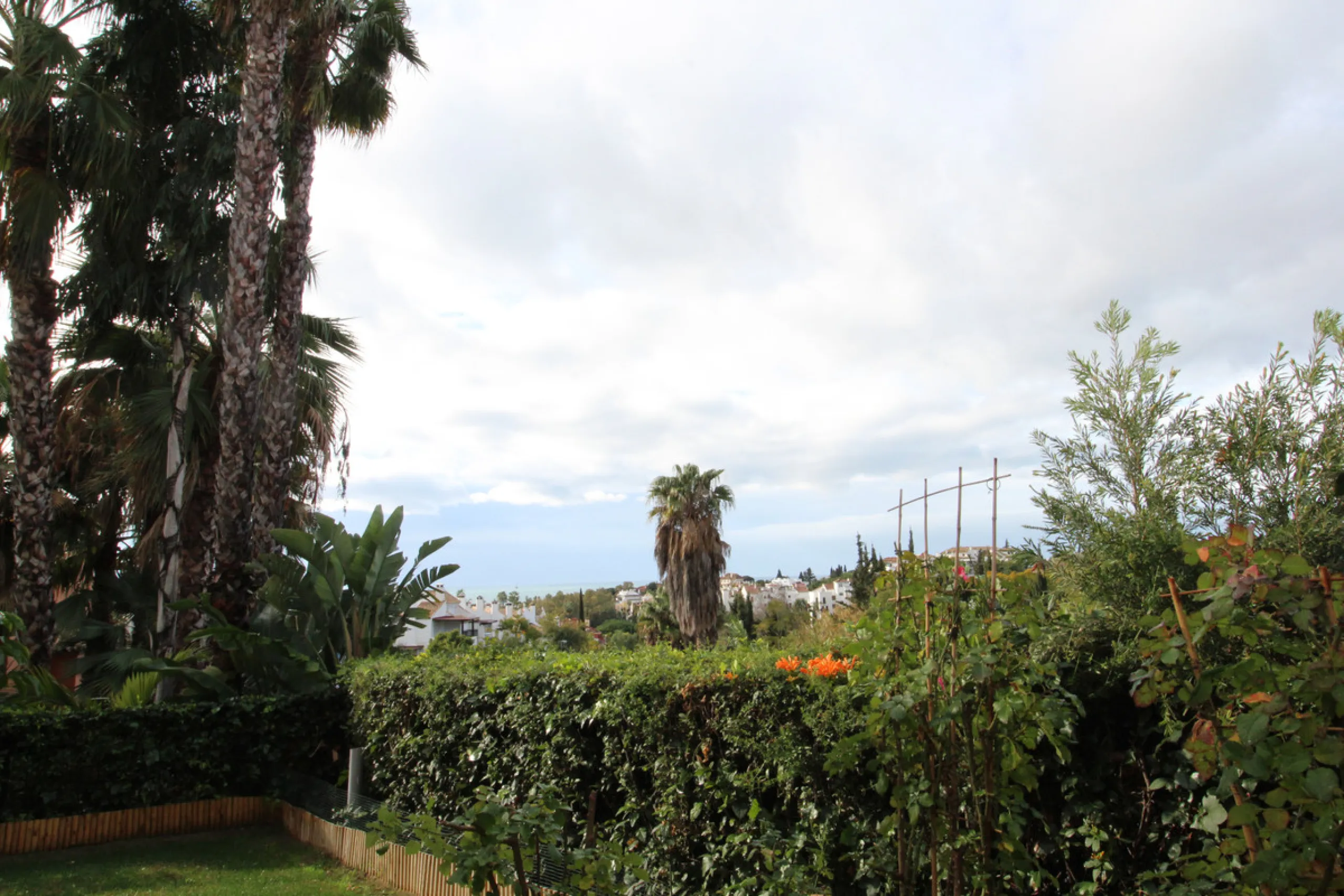 House - Semi-Detached House в продаже в Marbella, Málaga. В доме 3 спален и 3 ванных комнат. Площадь дома 431 м². Площадь участка 100 м²