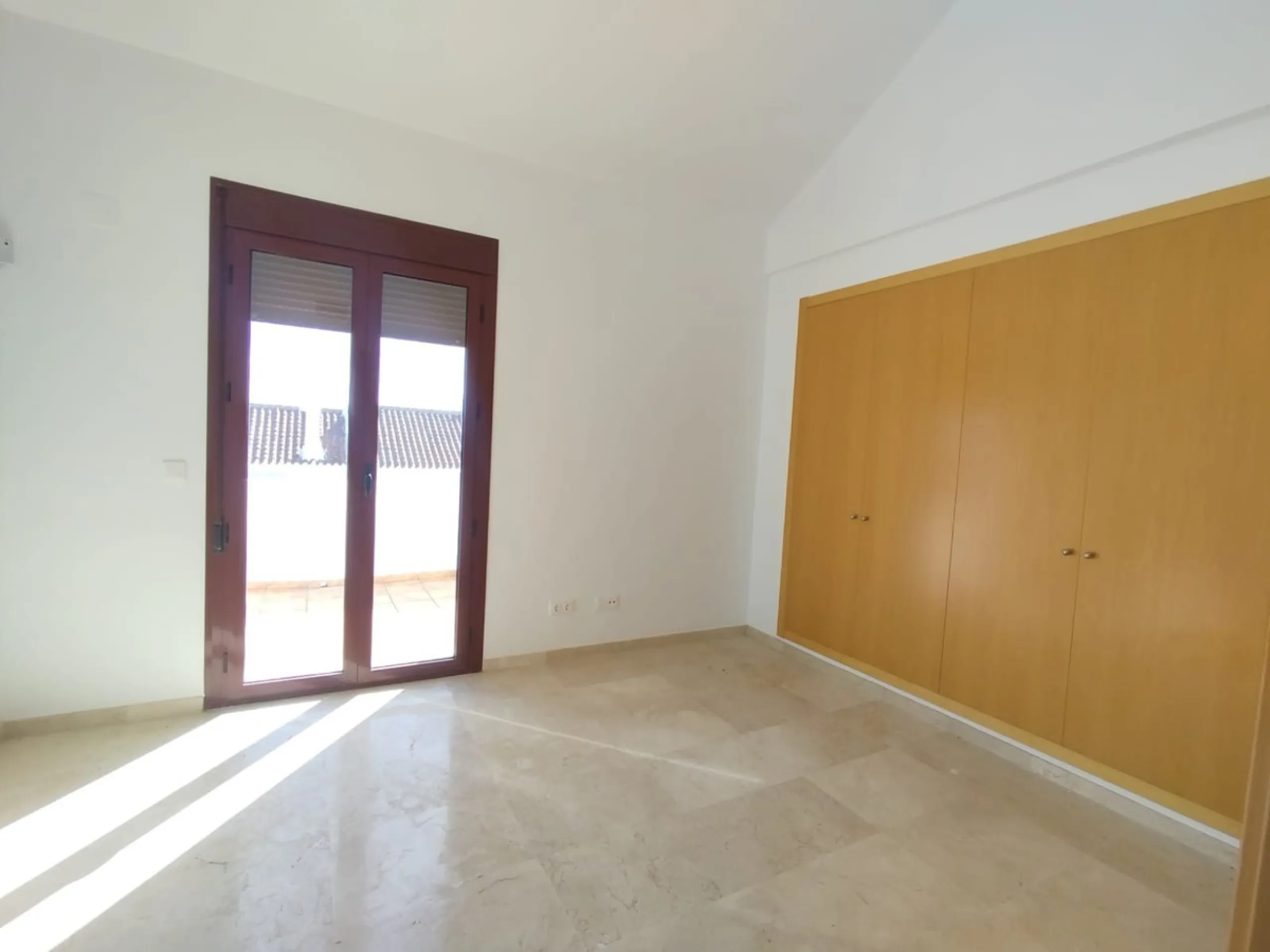 House - Townhouse в продаже в Casares, Málaga. В доме 3 спален и 3 ванных комнат. Площадь дома 266 м²