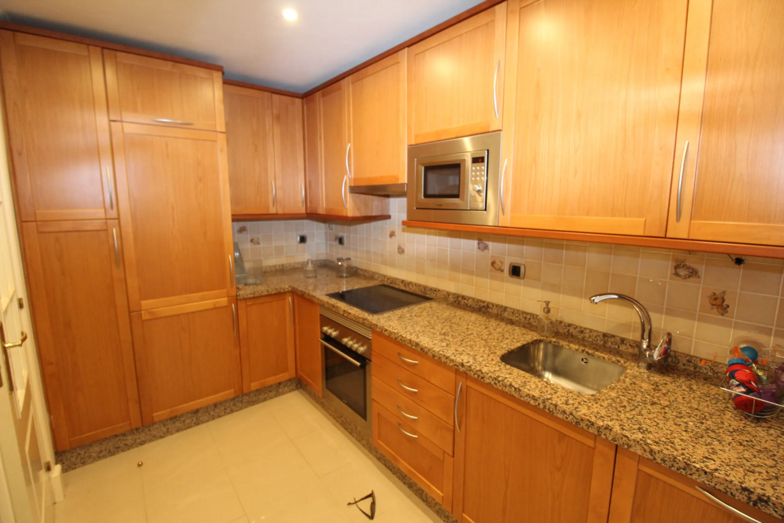 House - Semi-Detached House в продаже в Marbella, Málaga. В доме 3 спален и 3 ванных комнат. Площадь дома 431 м². Площадь участка 100 м²