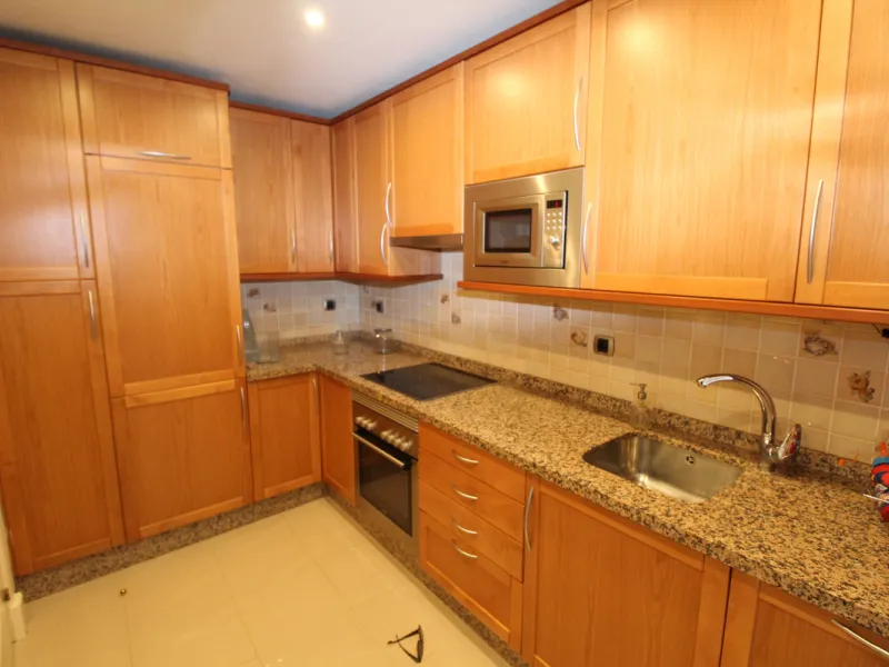 House - Semi-Detached House в продаже в Marbella, Málaga. В доме 3 спален и 3 ванных комнат. Площадь дома 431 м². Площадь участка 100 м²