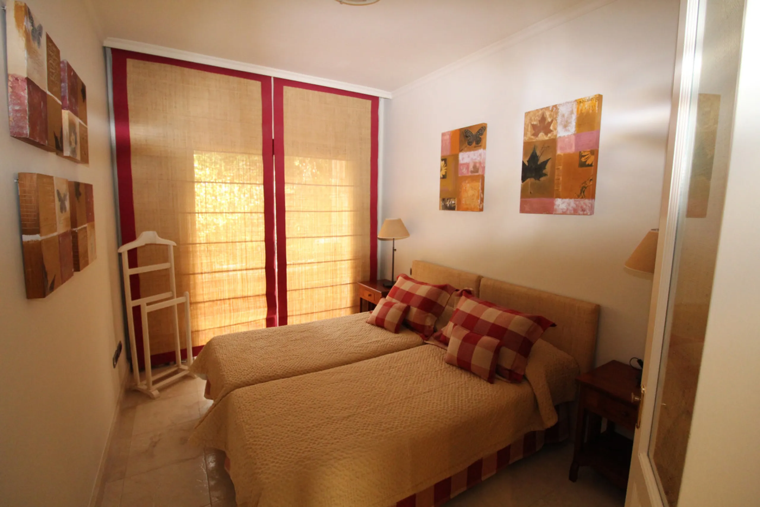 House - Semi-Detached House в продаже в Marbella, Málaga. В доме 3 спален и 3 ванных комнат. Площадь дома 431 м². Площадь участка 100 м²
