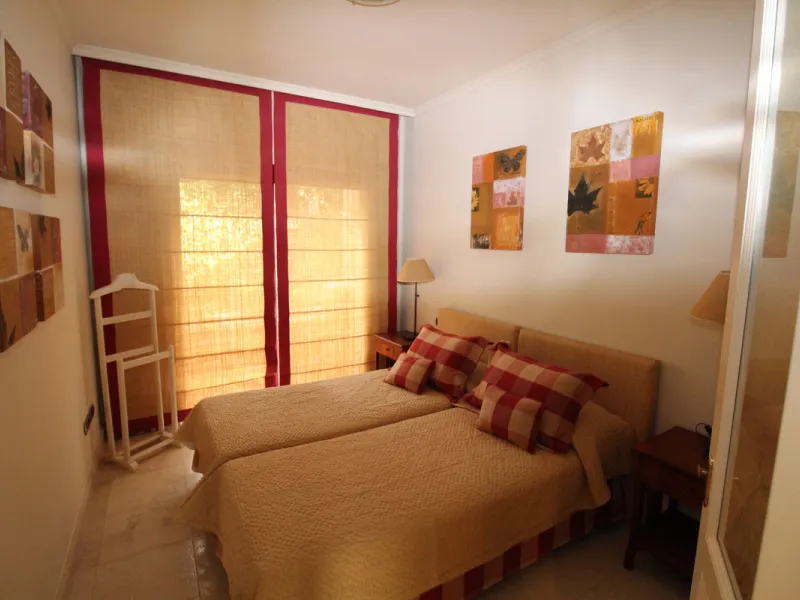 House - Semi-Detached House в продаже в Marbella, Málaga. В доме 3 спален и 3 ванных комнат. Площадь дома 431 м². Площадь участка 100 м²