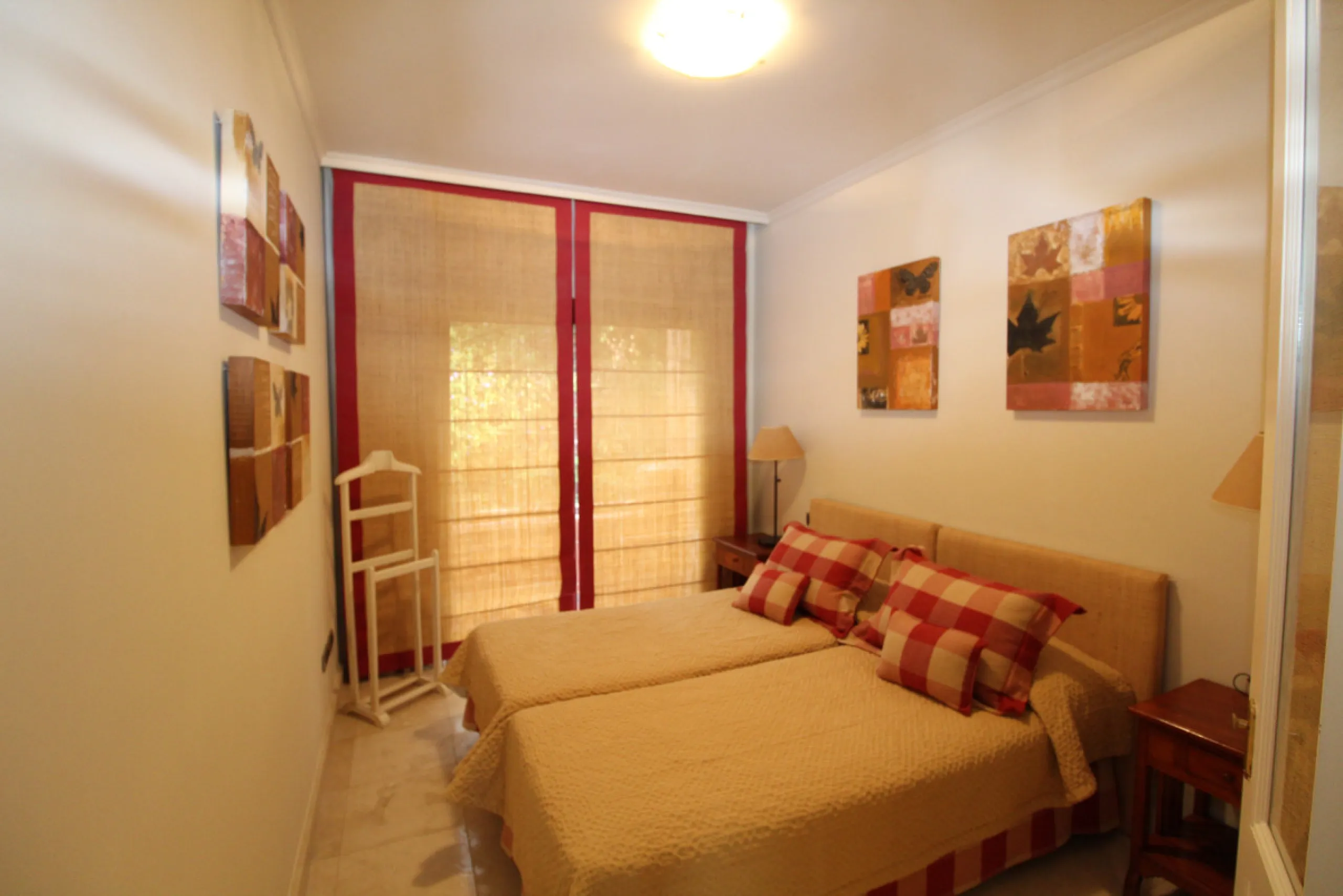 House - Semi-Detached House в продаже в Marbella, Málaga. В доме 3 спален и 3 ванных комнат. Площадь дома 431 м². Площадь участка 100 м²