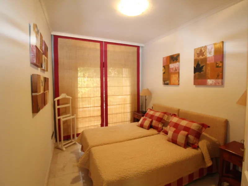 House - Semi-Detached House в продаже в Marbella, Málaga. В доме 3 спален и 3 ванных комнат. Площадь дома 431 м². Площадь участка 100 м²