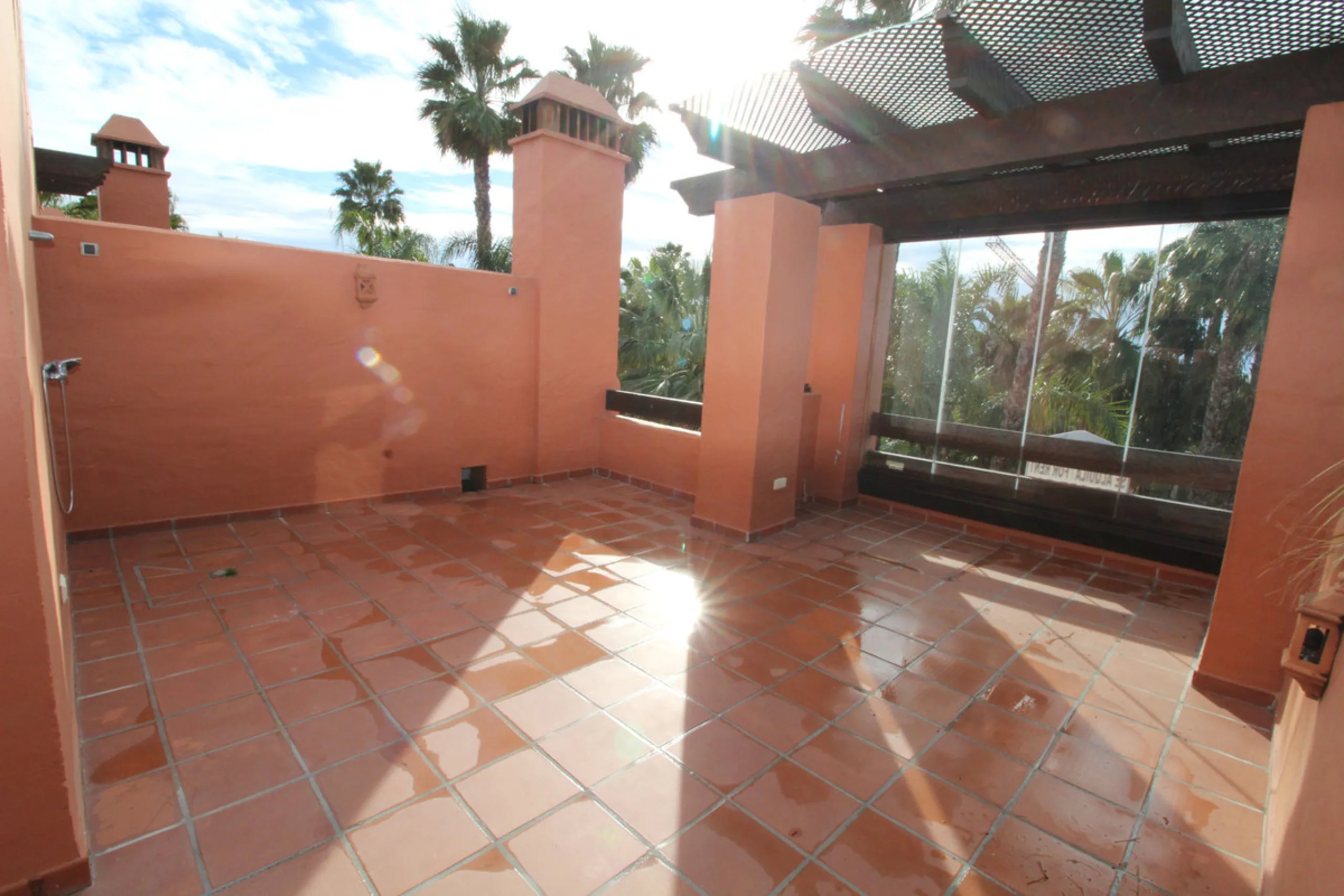 House - Semi-Detached House в продаже в Marbella, Málaga. В доме 3 спален и 3 ванных комнат. Площадь дома 431 м². Площадь участка 100 м²