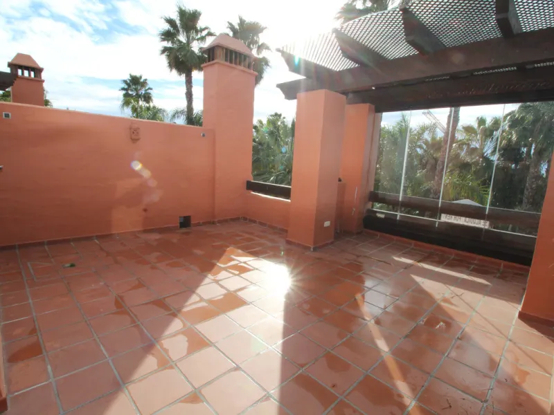 House - Semi-Detached House в продаже в Marbella, Málaga. В доме 3 спален и 3 ванных комнат. Площадь дома 431 м². Площадь участка 100 м²