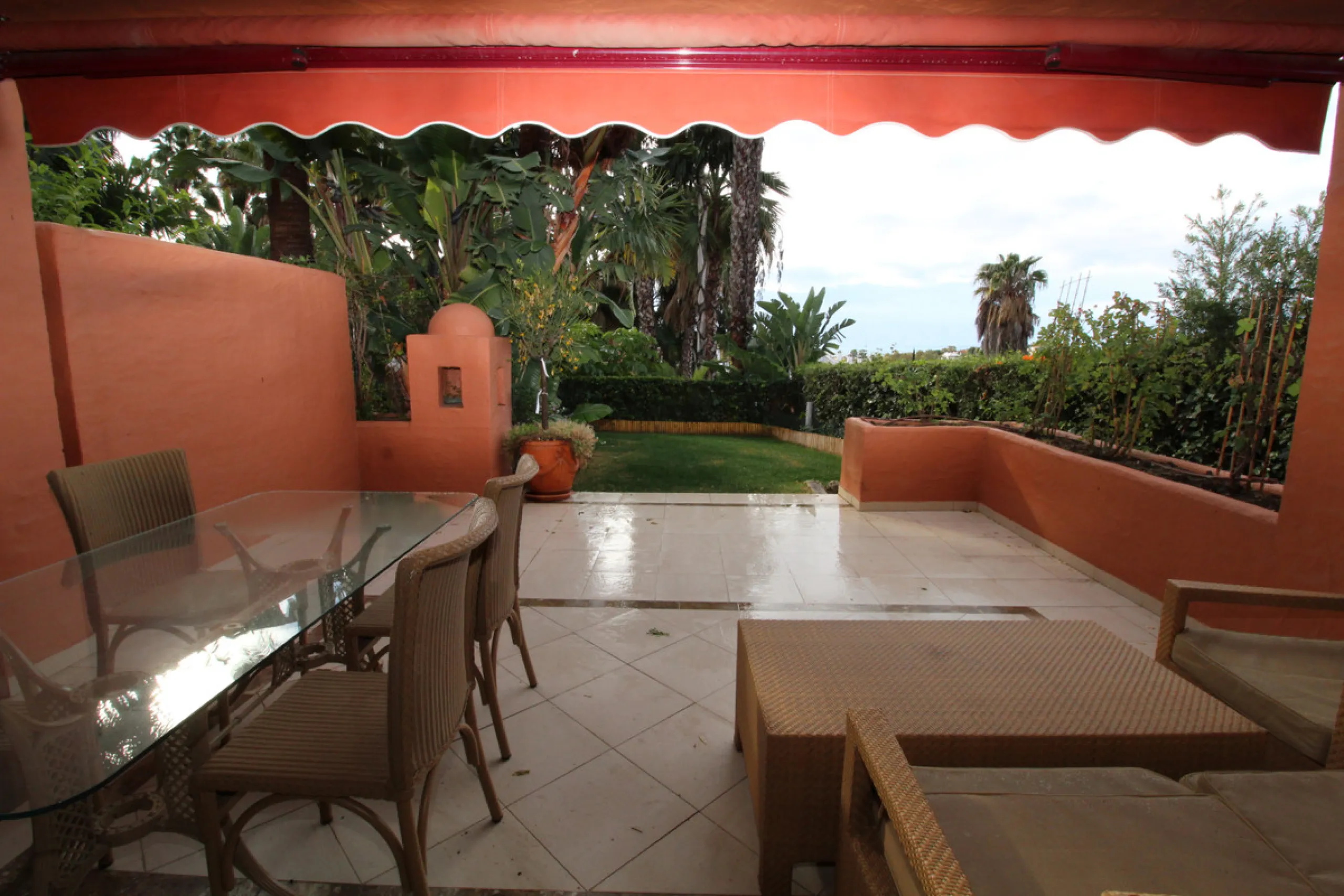 House - Semi-Detached House в продаже в Marbella, Málaga. В доме 3 спален и 3 ванных комнат. Площадь дома 431 м². Площадь участка 100 м²