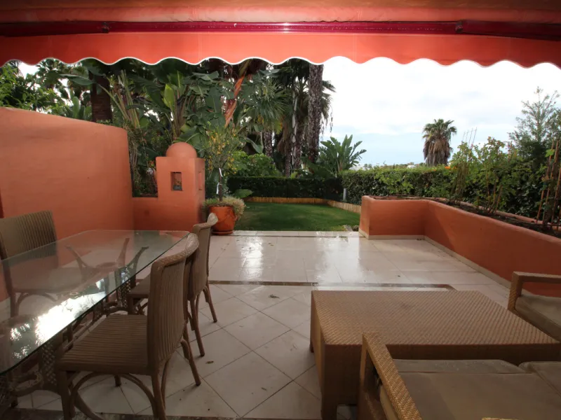 House - Semi-Detached House в продаже в Marbella, Málaga. В доме 3 спален и 3 ванных комнат. Площадь дома 431 м². Площадь участка 100 м²