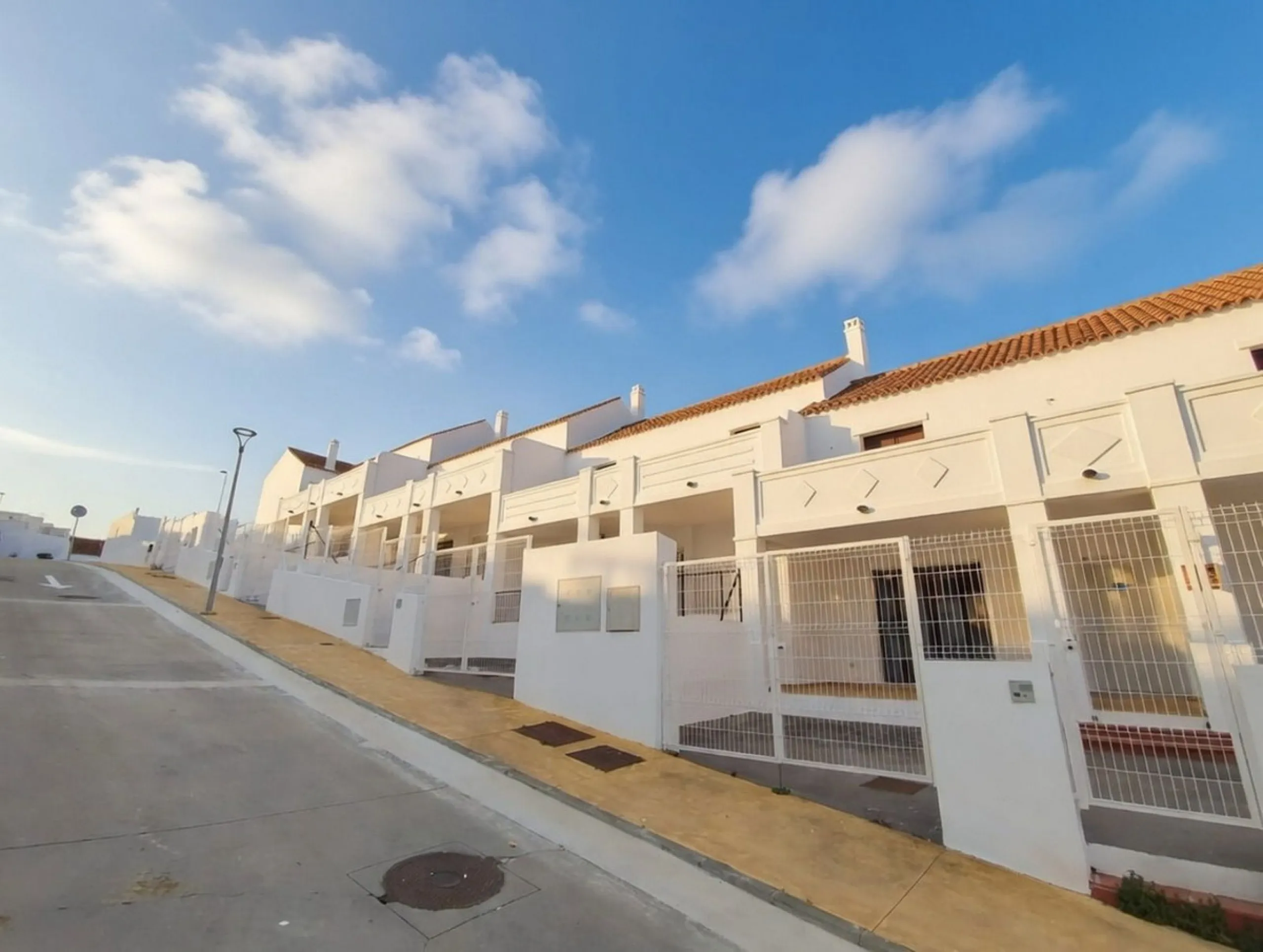 House - Townhouse в продаже в Casares, Málaga. В доме 3 спален и 3 ванных комнат. Площадь дома 235 м²