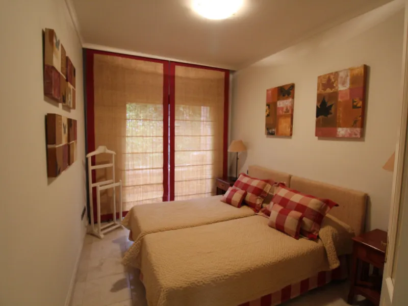 House - Semi-Detached House в продаже в Marbella, Málaga. В доме 3 спален и 3 ванных комнат. Площадь дома 431 м². Площадь участка 100 м²