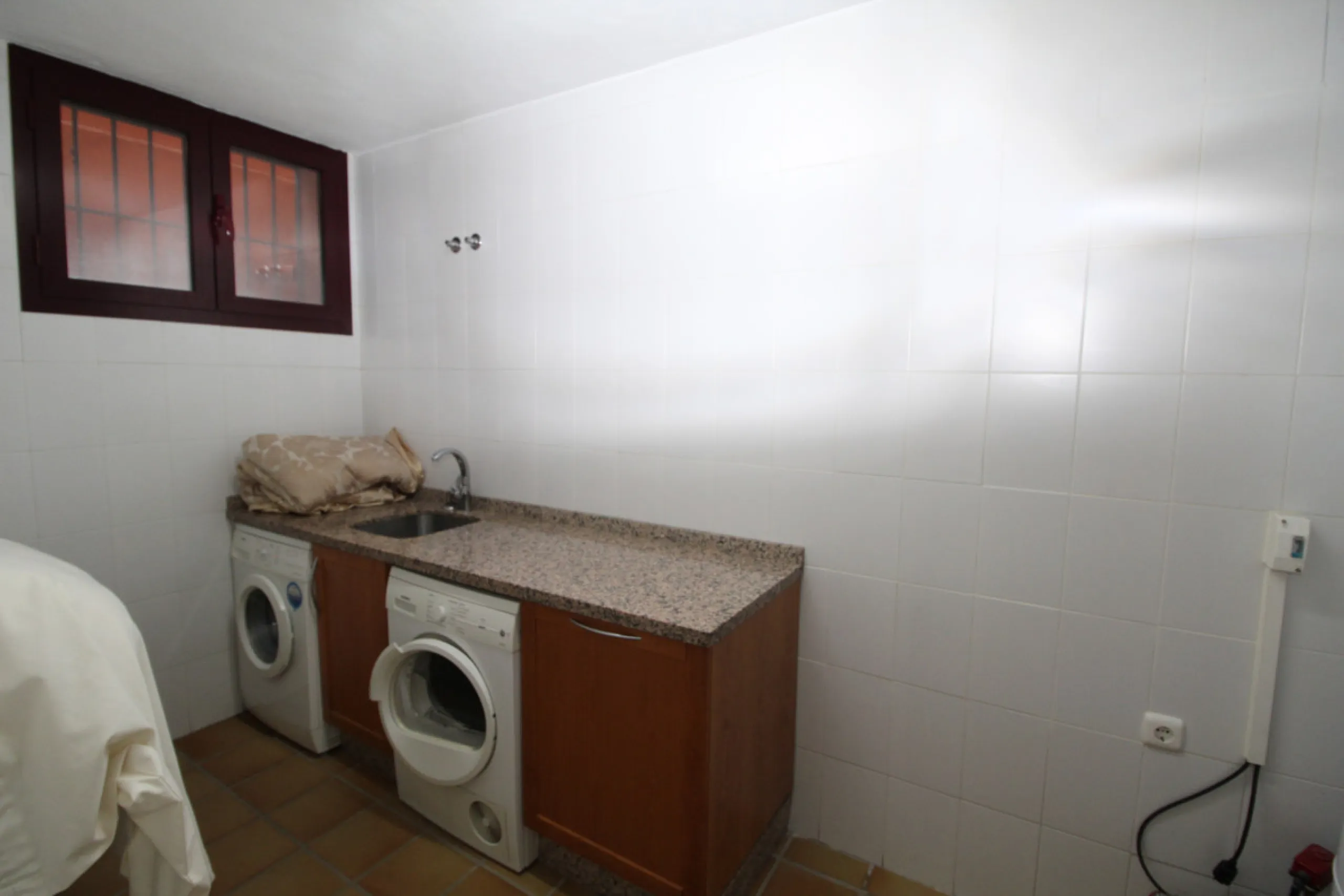 House - Semi-Detached House в продаже в Marbella, Málaga. В доме 3 спален и 3 ванных комнат. Площадь дома 431 м². Площадь участка 100 м²