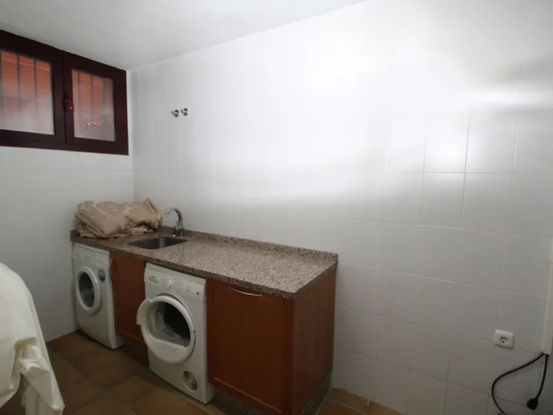 House - Semi-Detached House в продаже в Marbella, Málaga. В доме 3 спален и 3 ванных комнат. Площадь дома 431 м². Площадь участка 100 м²