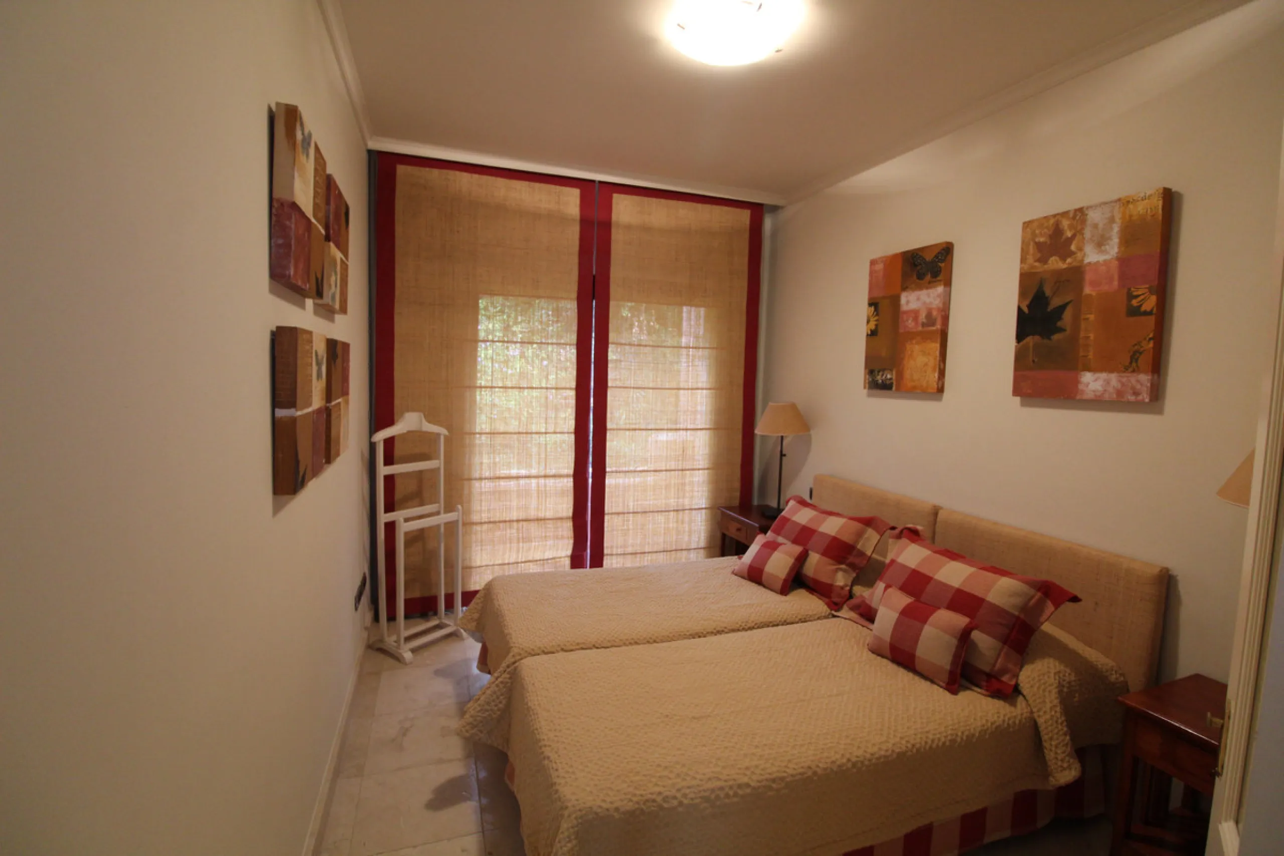 House - Semi-Detached House в продаже в Marbella, Málaga. В доме 3 спален и 3 ванных комнат. Площадь дома 431 м². Площадь участка 100 м²