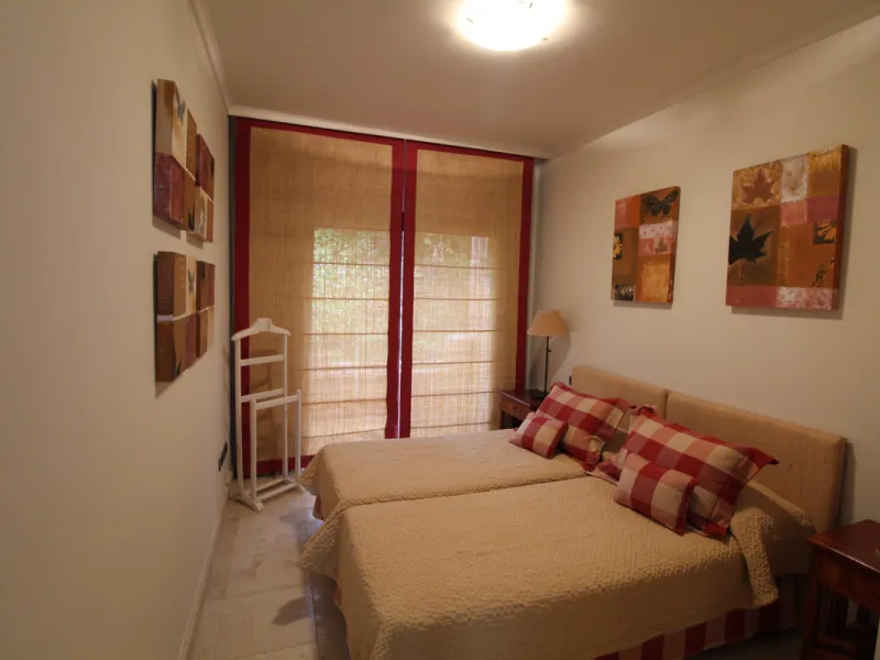 House - Semi-Detached House в продаже в Marbella, Málaga. В доме 3 спален и 3 ванных комнат. Площадь дома 431 м². Площадь участка 100 м²
