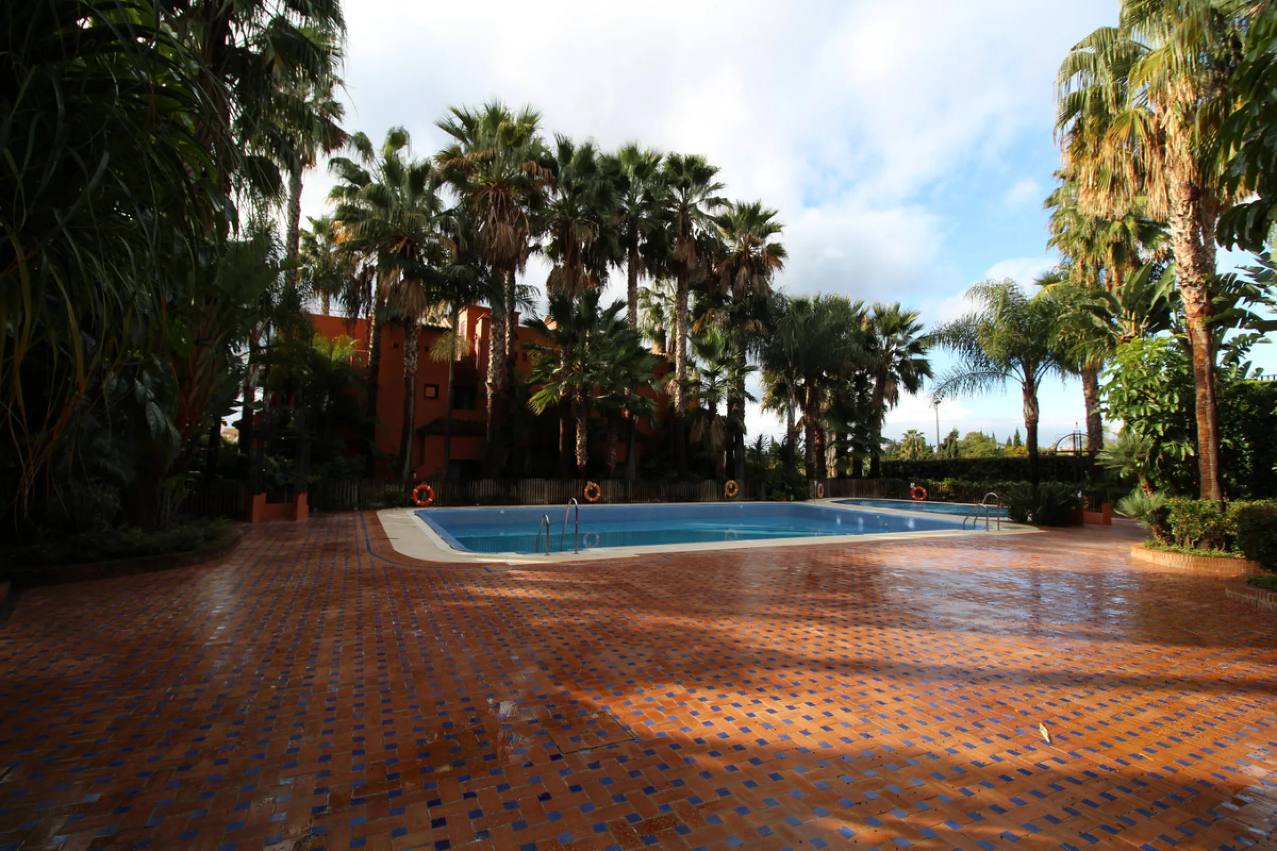 House - Semi-Detached House в продаже в Marbella, Málaga. В доме 3 спален и 3 ванных комнат. Площадь дома 431 м². Площадь участка 100 м²