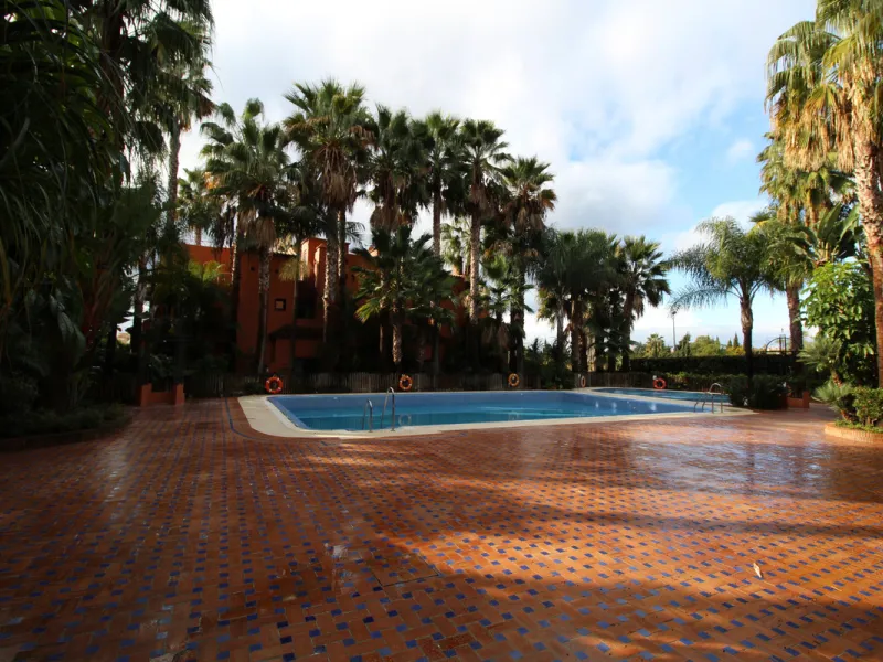 House - Semi-Detached House в продаже в Marbella, Málaga. В доме 3 спален и 3 ванных комнат. Площадь дома 431 м². Площадь участка 100 м²