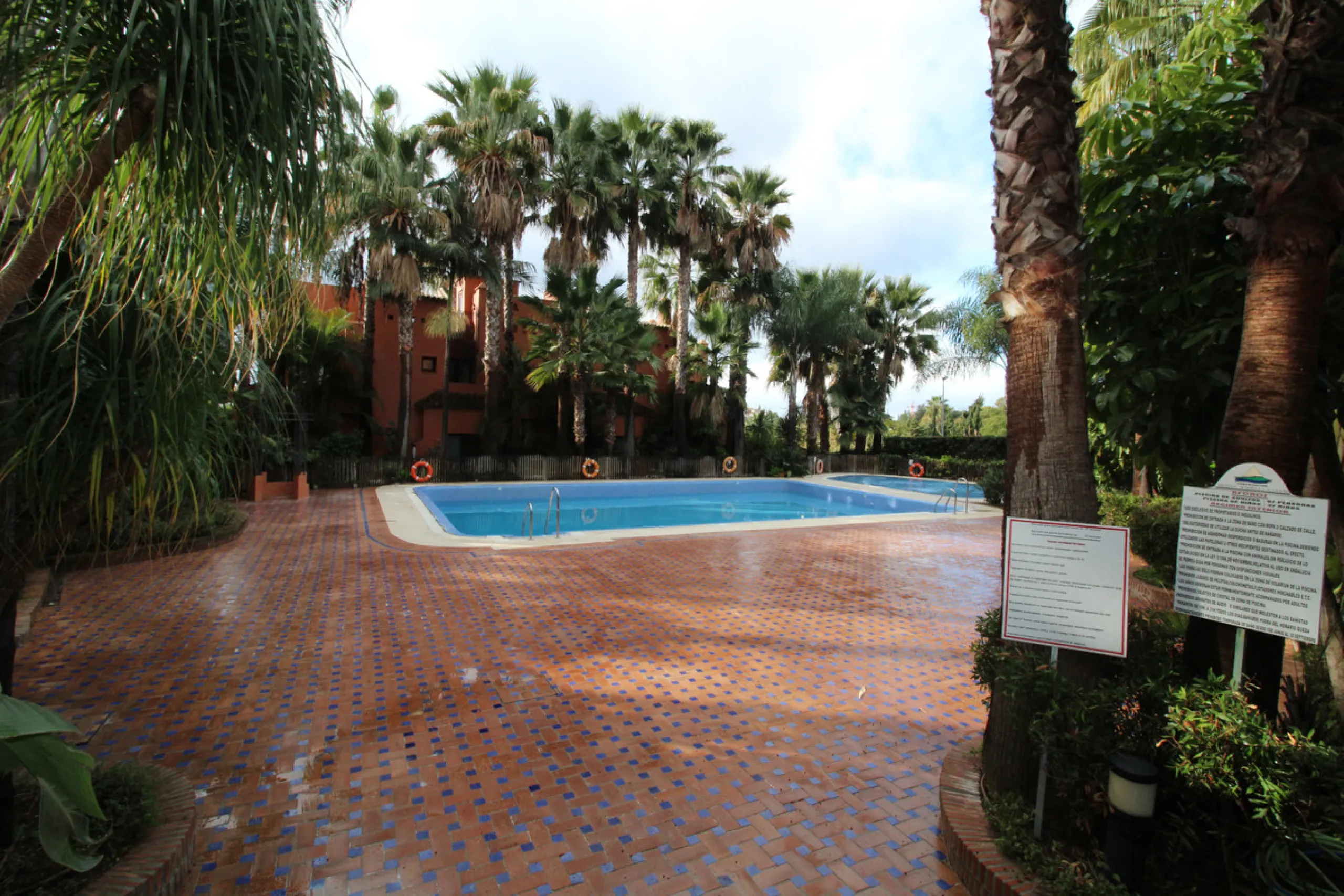 House - Semi-Detached House в продаже в Marbella, Málaga. В доме 3 спален и 3 ванных комнат. Площадь дома 431 м². Площадь участка 100 м²