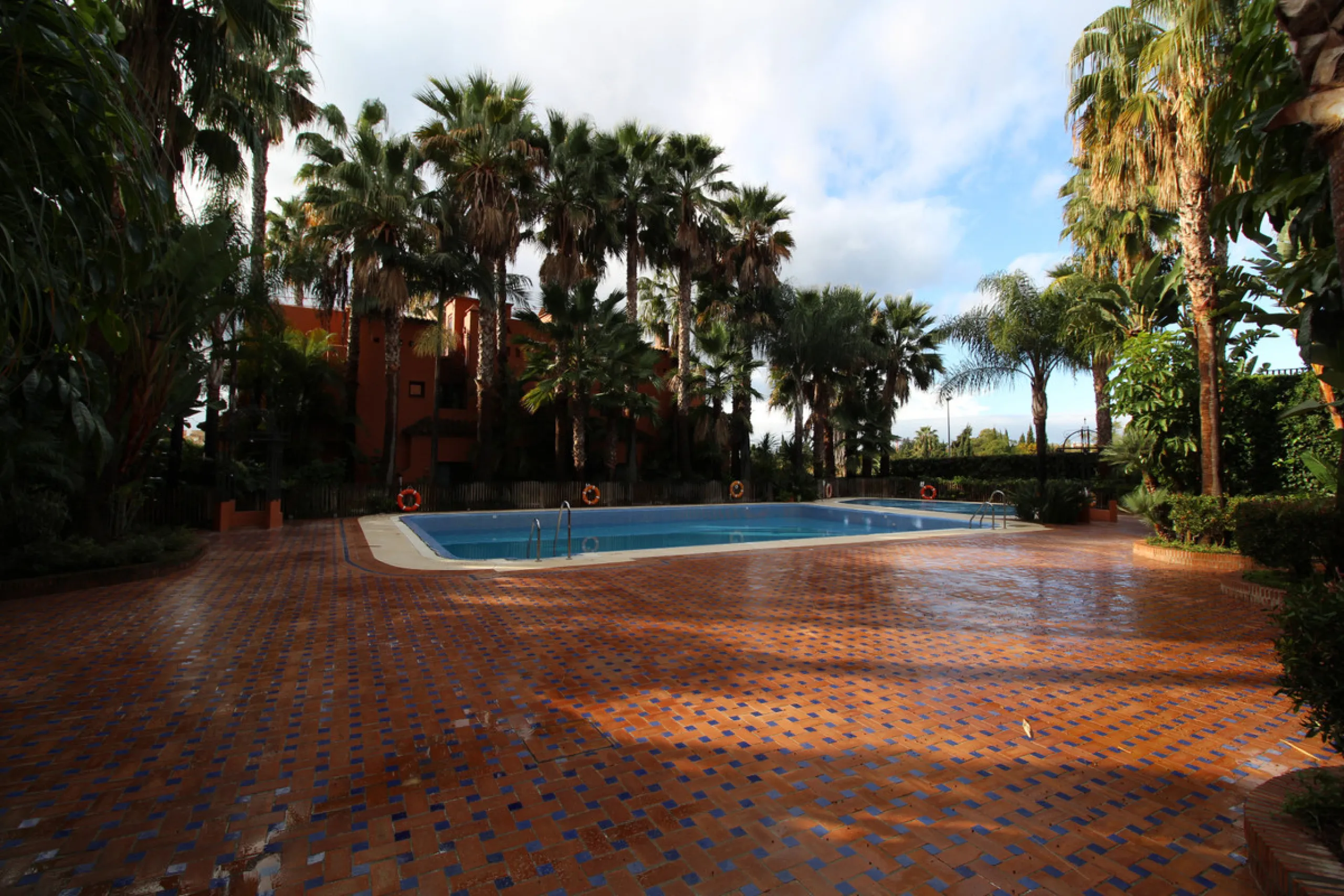 House - Semi-Detached House в продаже в Marbella, Málaga. В доме 3 спален и 3 ванных комнат. Площадь дома 431 м². Площадь участка 100 м²