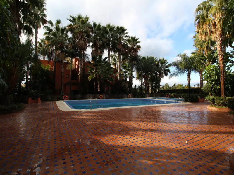 House - Semi-Detached House в продаже в Marbella, Málaga. В доме 3 спален и 3 ванных комнат. Площадь дома 431 м². Площадь участка 100 м²