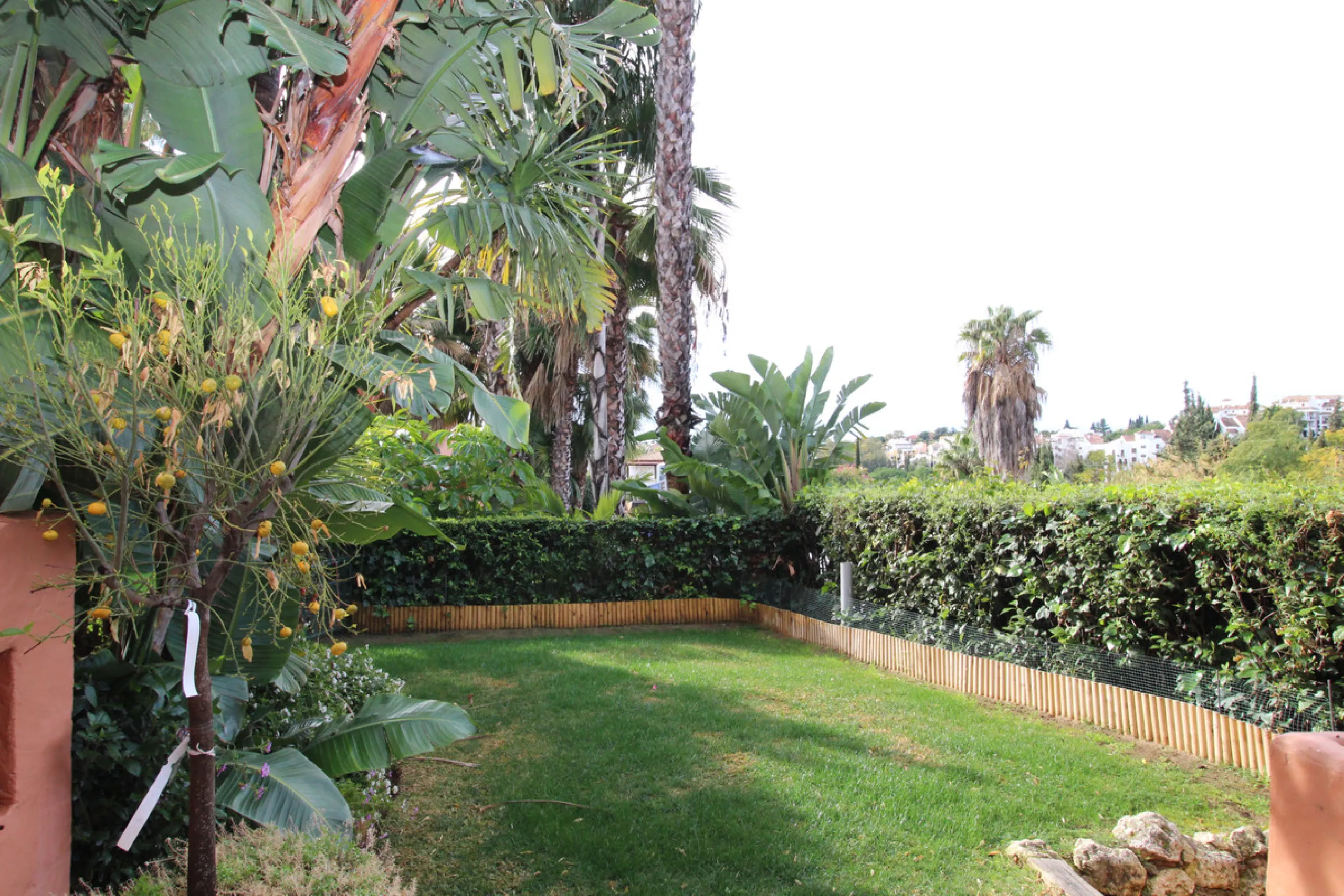 House - Semi-Detached House в продаже в Marbella, Málaga. В доме 3 спален и 3 ванных комнат. Площадь дома 431 м². Площадь участка 100 м²