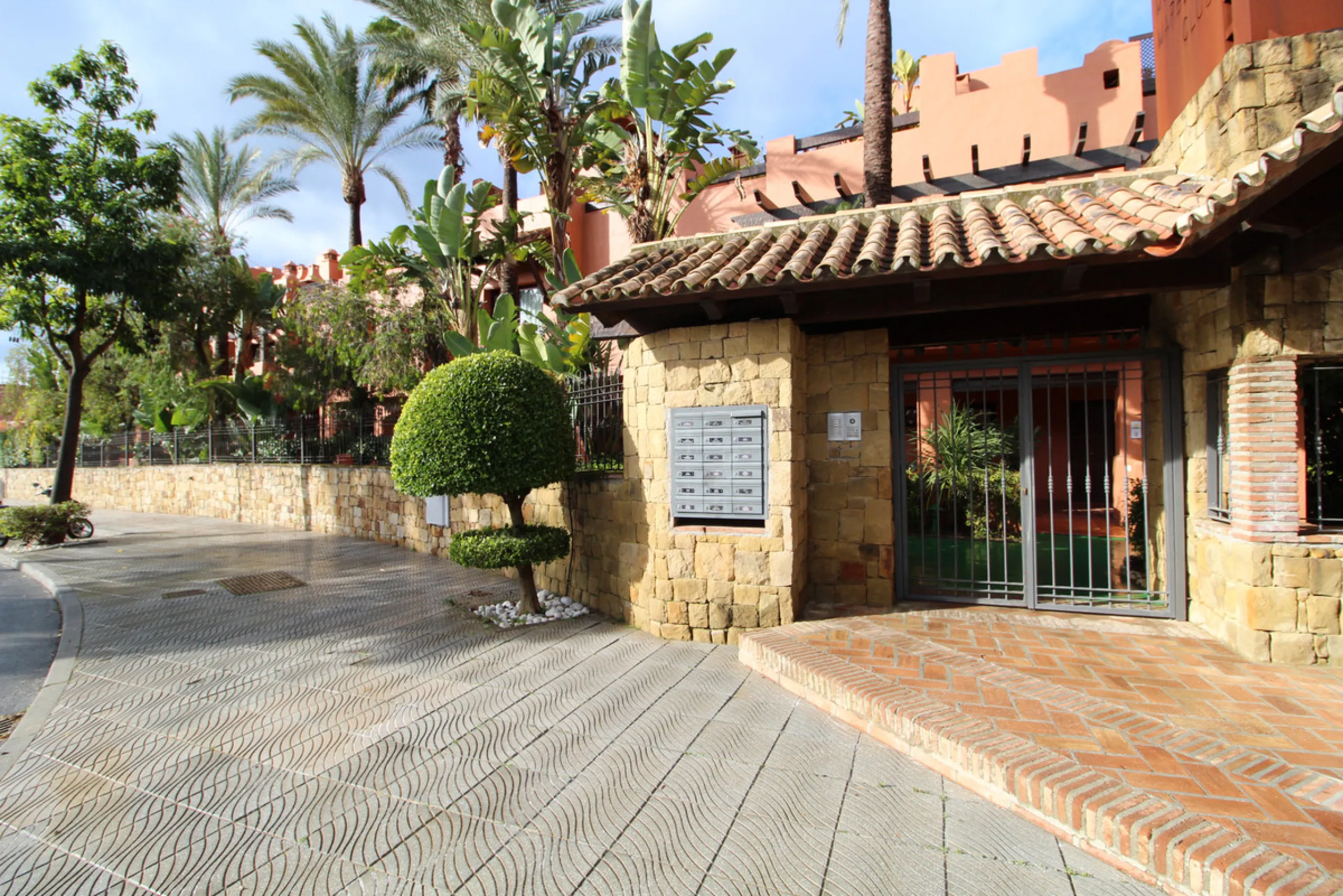 House - Semi-Detached House в продаже в Marbella, Málaga. В доме 3 спален и 3 ванных комнат. Площадь дома 431 м². Площадь участка 100 м²