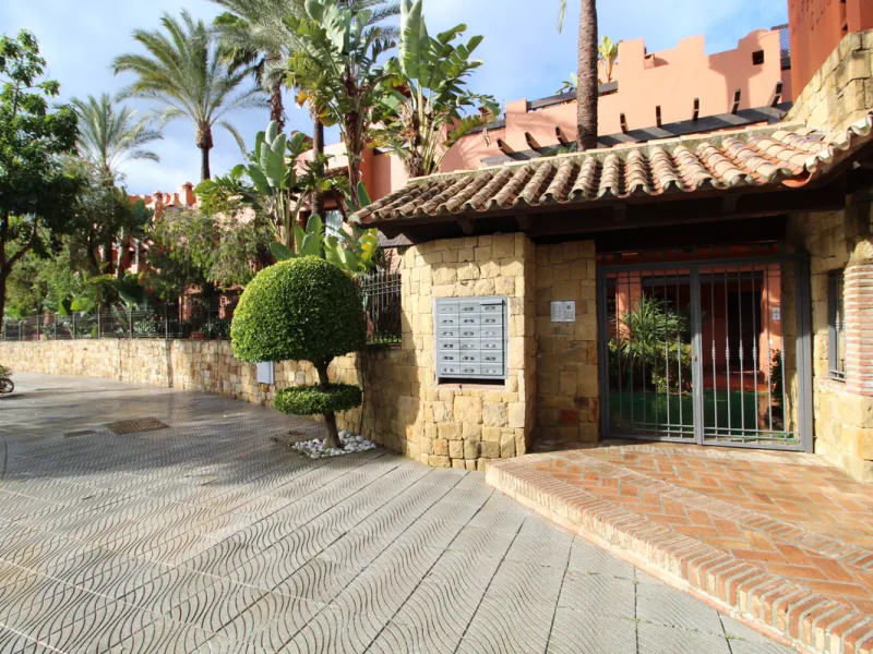House - Semi-Detached House в продаже в Marbella, Málaga. В доме 3 спален и 3 ванных комнат. Площадь дома 431 м². Площадь участка 100 м²