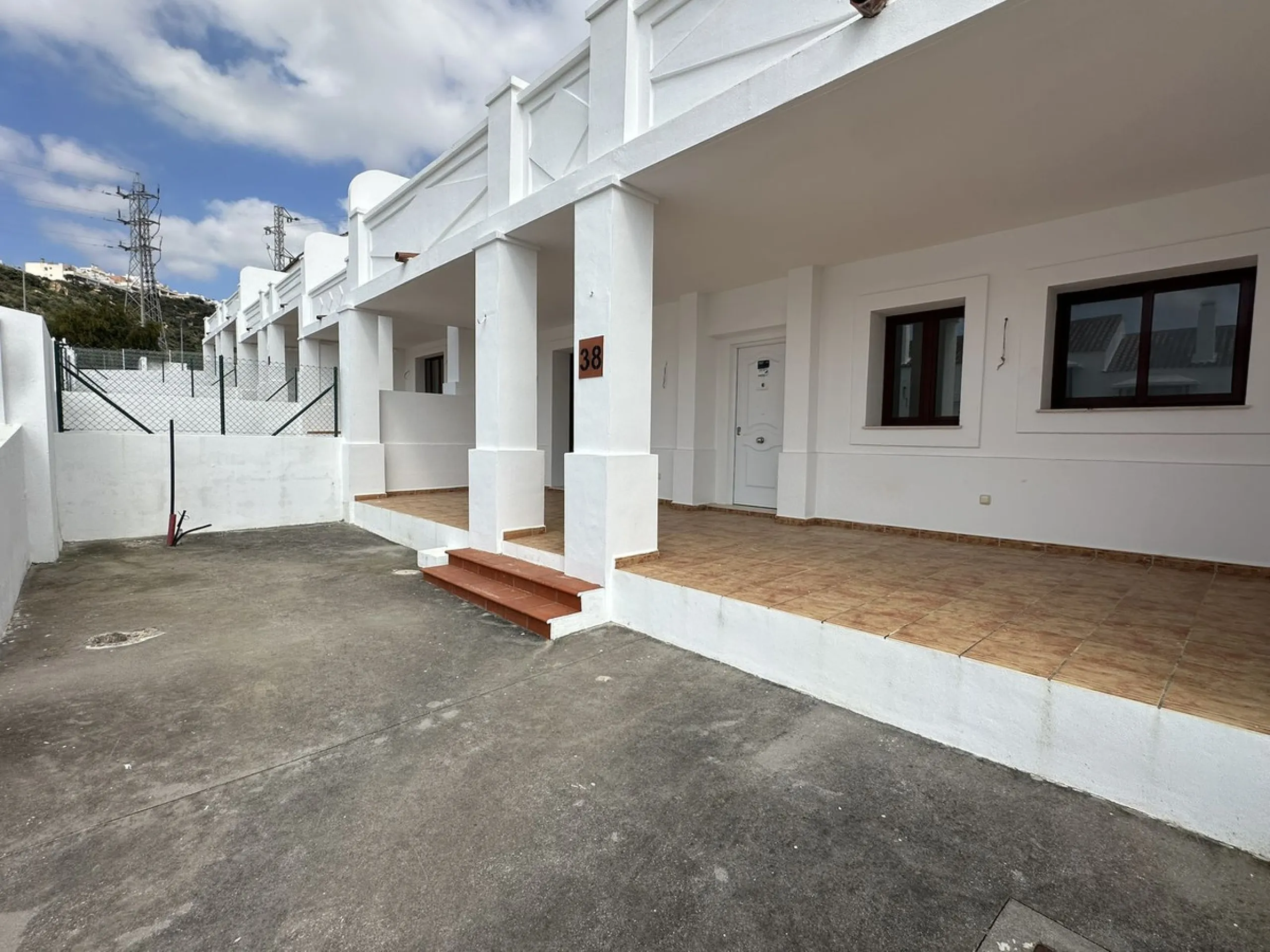 Discover this charming detached home in the exclusive Doña Julia residential complex, in the municipality of Casares, Málaga. A property that combines comfort, spaciousness and a privileged location, perfect for those seeking tranquillity and quality of l