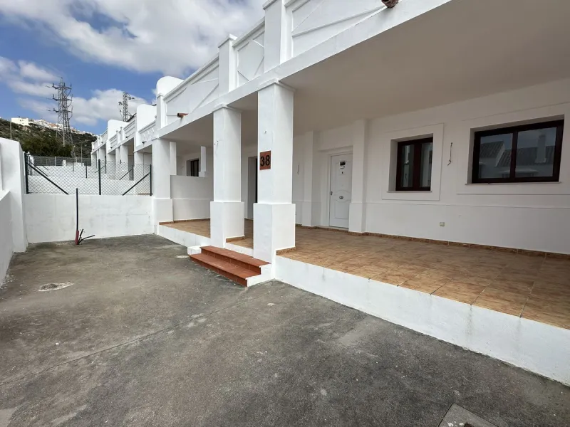 Discover this charming detached home in the exclusive Doña Julia residential complex, in the municipality of Casares, Málaga. A property that combines comfort, spaciousness and a privileged location, perfect for those seeking tranquillity and quality of l