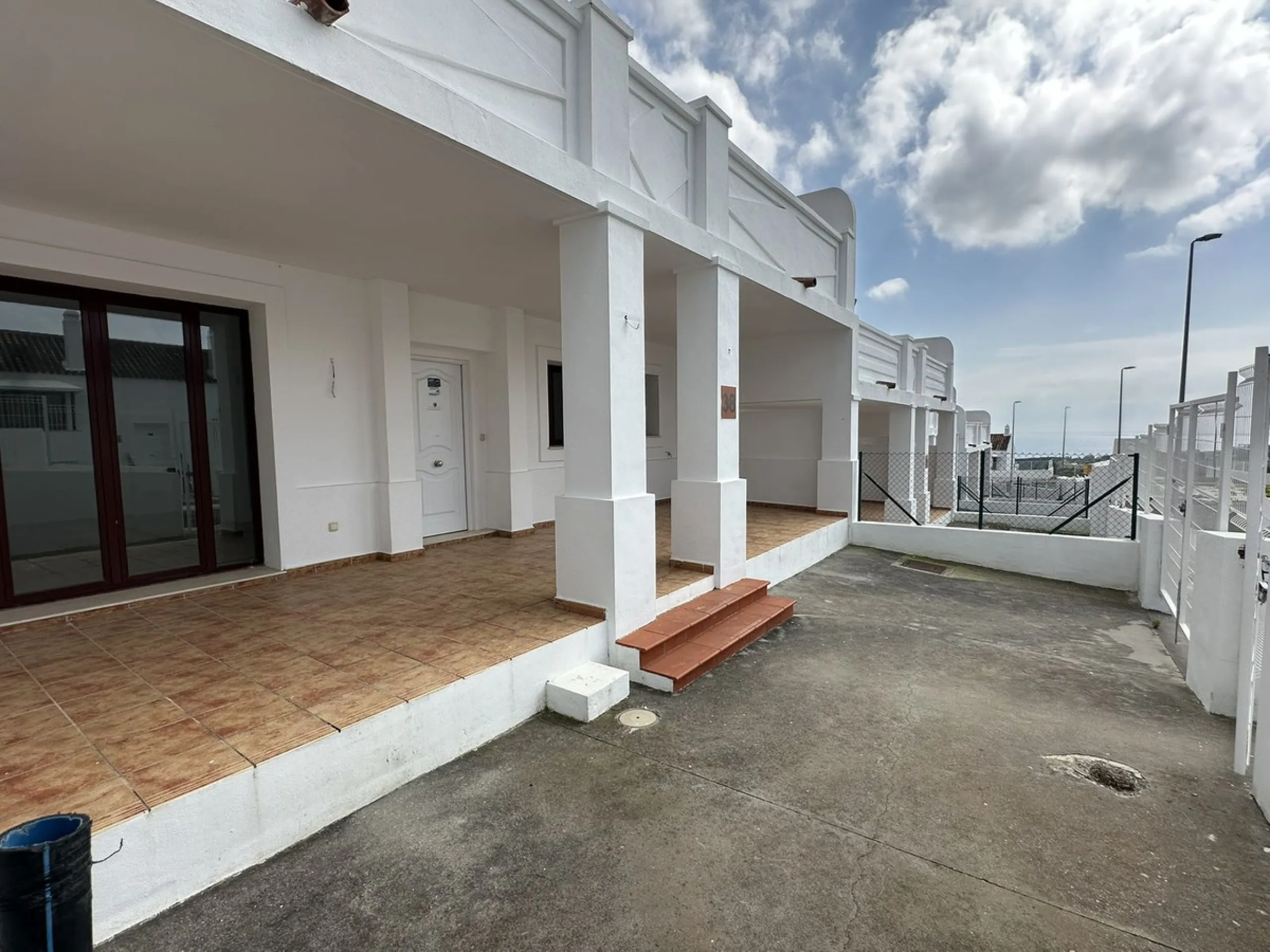 Discover this charming detached home in the exclusive Doña Julia residential complex, in the municipality of Casares, Málaga. A property that combines comfort, spaciousness and a privileged location, perfect for those seeking tranquillity and quality of l