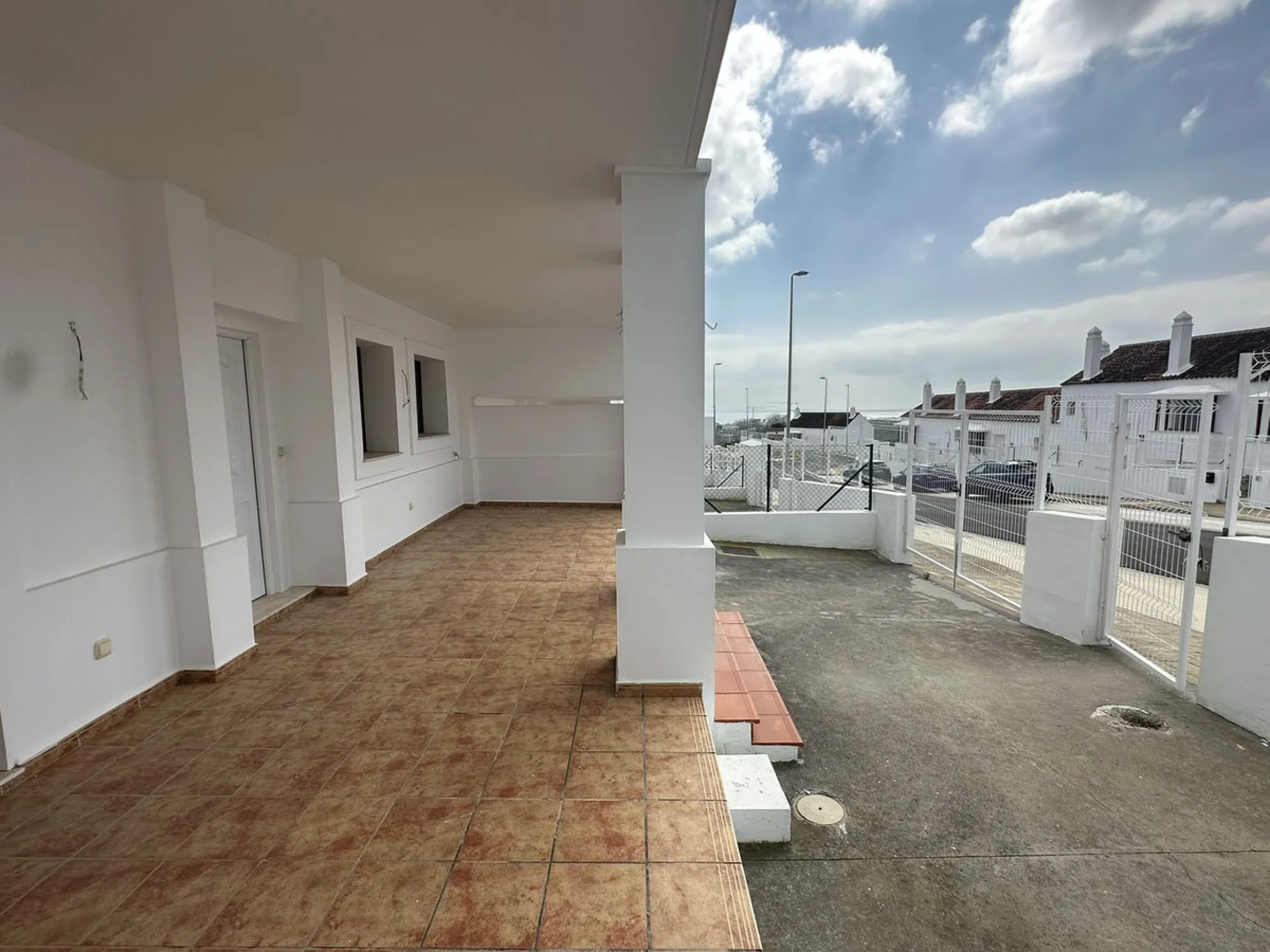 Discover this charming detached home in the exclusive Doña Julia residential complex, in the municipality of Casares, Málaga. A property that combines comfort, spaciousness and a privileged location, perfect for those seeking tranquillity and quality of l