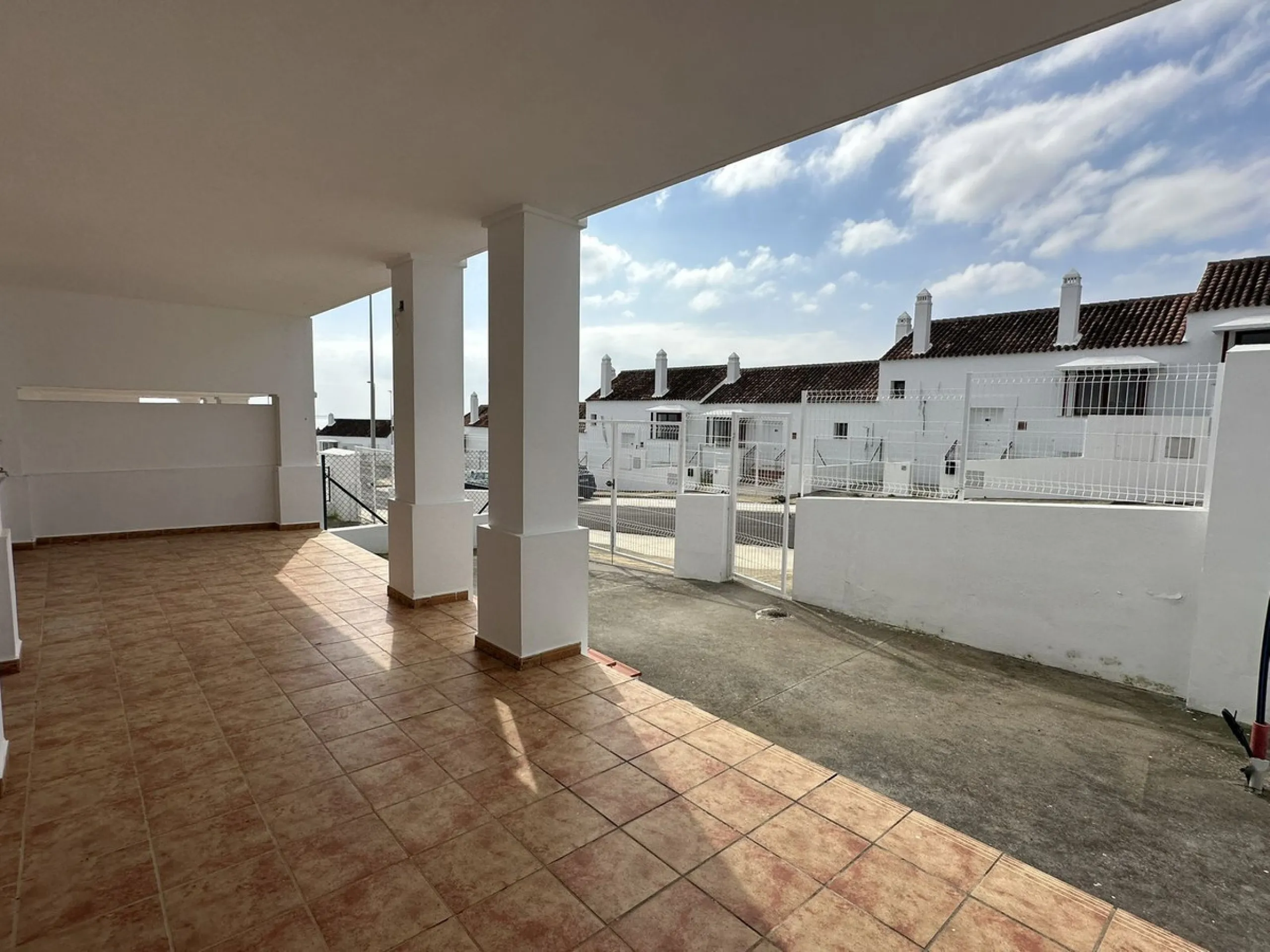 Discover this charming detached home in the exclusive Doña Julia residential complex, in the municipality of Casares, Málaga. A property that combines comfort, spaciousness and a privileged location, perfect for those seeking tranquillity and quality of l