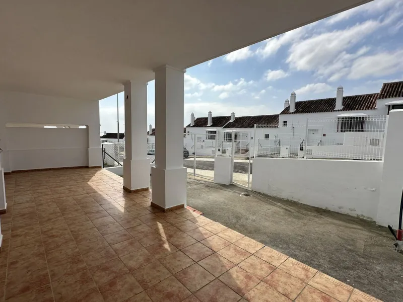 Discover this charming detached home in the exclusive Doña Julia residential complex, in the municipality of Casares, Málaga. A property that combines comfort, spaciousness and a privileged location, perfect for those seeking tranquillity and quality of l