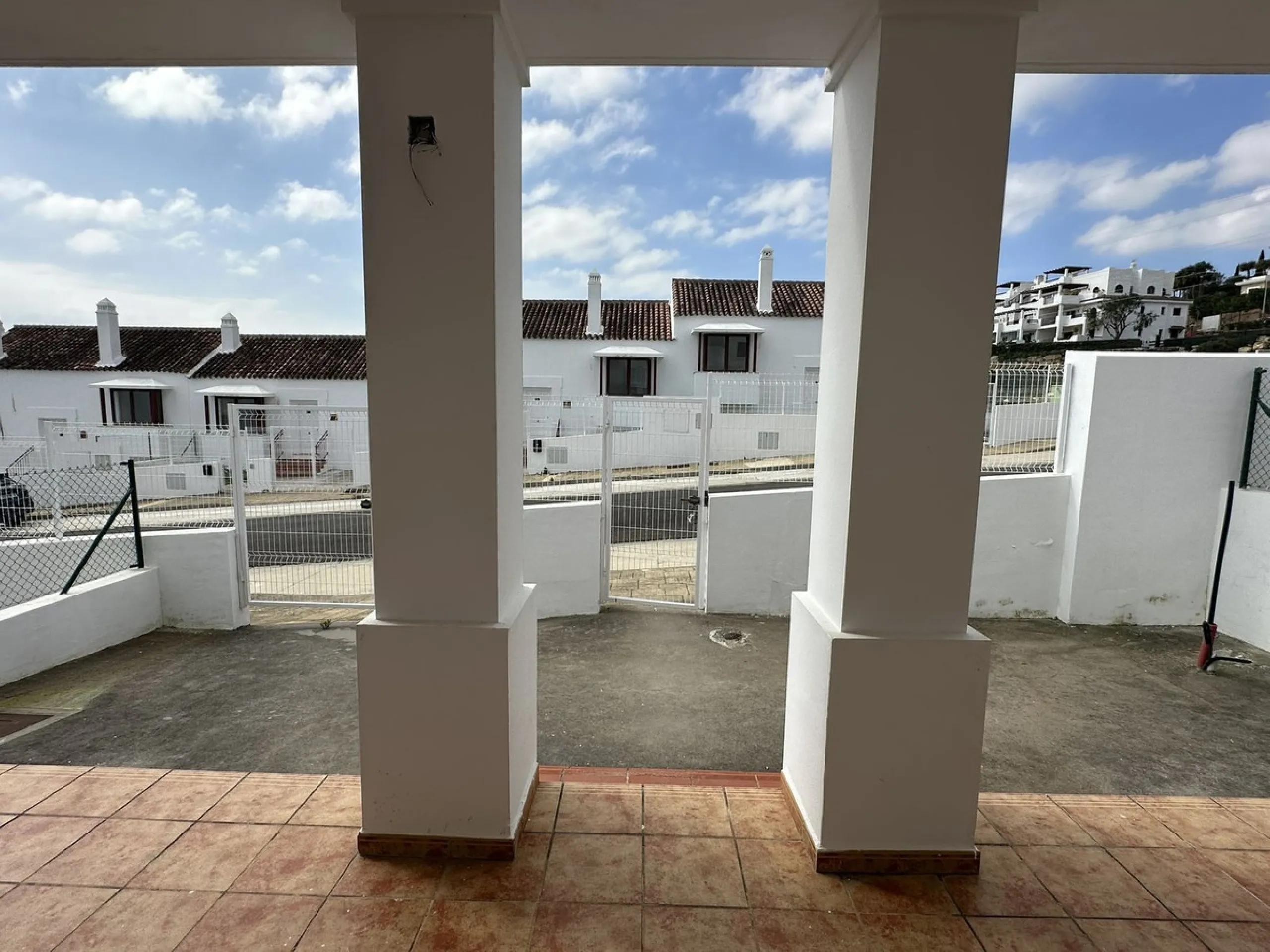 Discover this charming detached home in the exclusive Doña Julia residential complex, in the municipality of Casares, Málaga. A property that combines comfort, spaciousness and a privileged location, perfect for those seeking tranquillity and quality of l