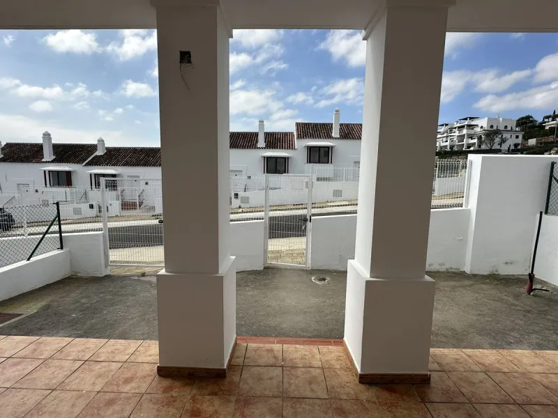 Discover this charming detached home in the exclusive Doña Julia residential complex, in the municipality of Casares, Málaga. A property that combines comfort, spaciousness and a privileged location, perfect for those seeking tranquillity and quality of l