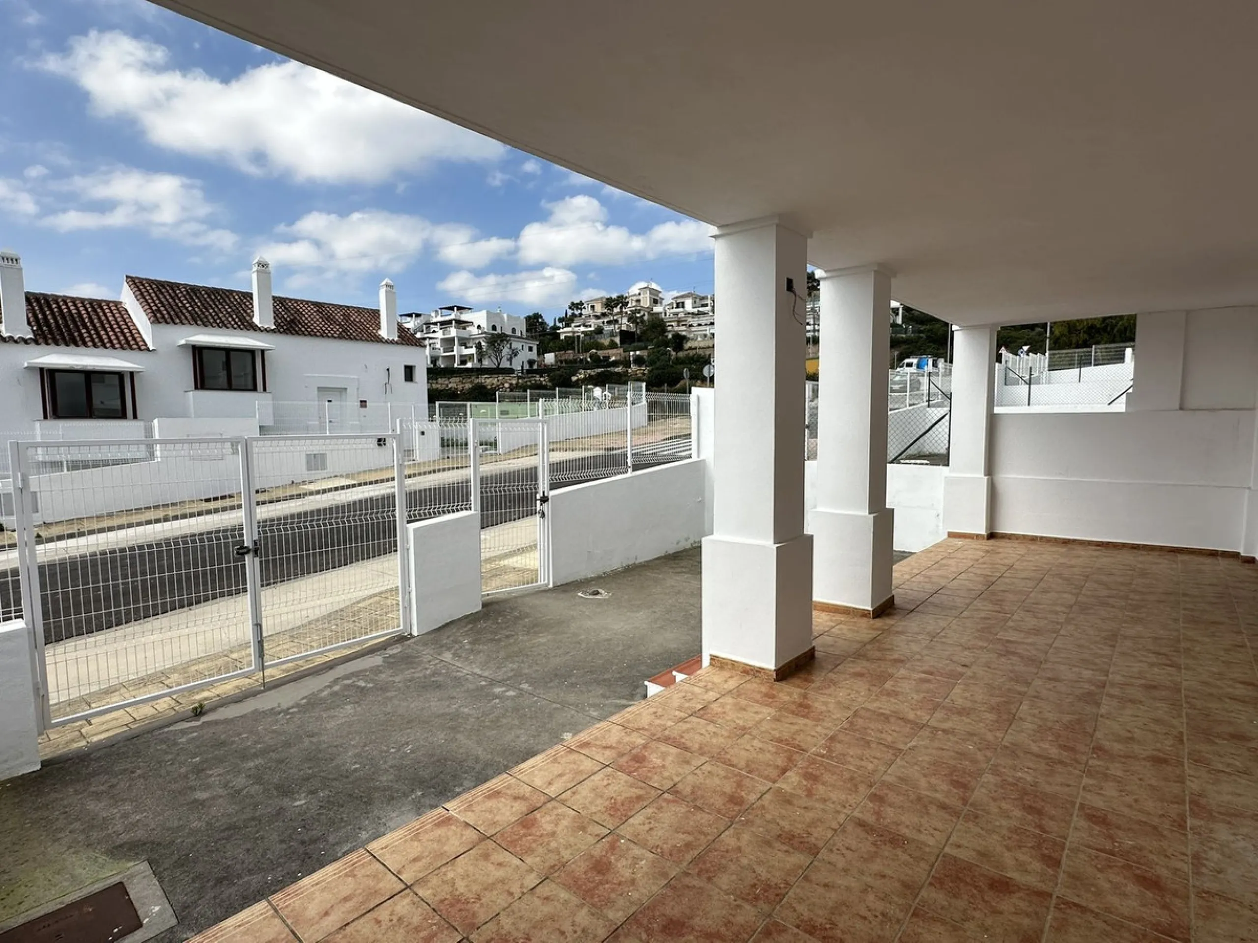 Discover this charming detached home in the exclusive Doña Julia residential complex, in the municipality of Casares, Málaga. A property that combines comfort, spaciousness and a privileged location, perfect for those seeking tranquillity and quality of l