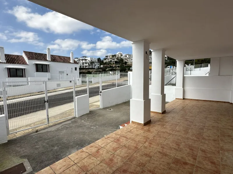 Discover this charming detached home in the exclusive Doña Julia residential complex, in the municipality of Casares, Málaga. A property that combines comfort, spaciousness and a privileged location, perfect for those seeking tranquillity and quality of l