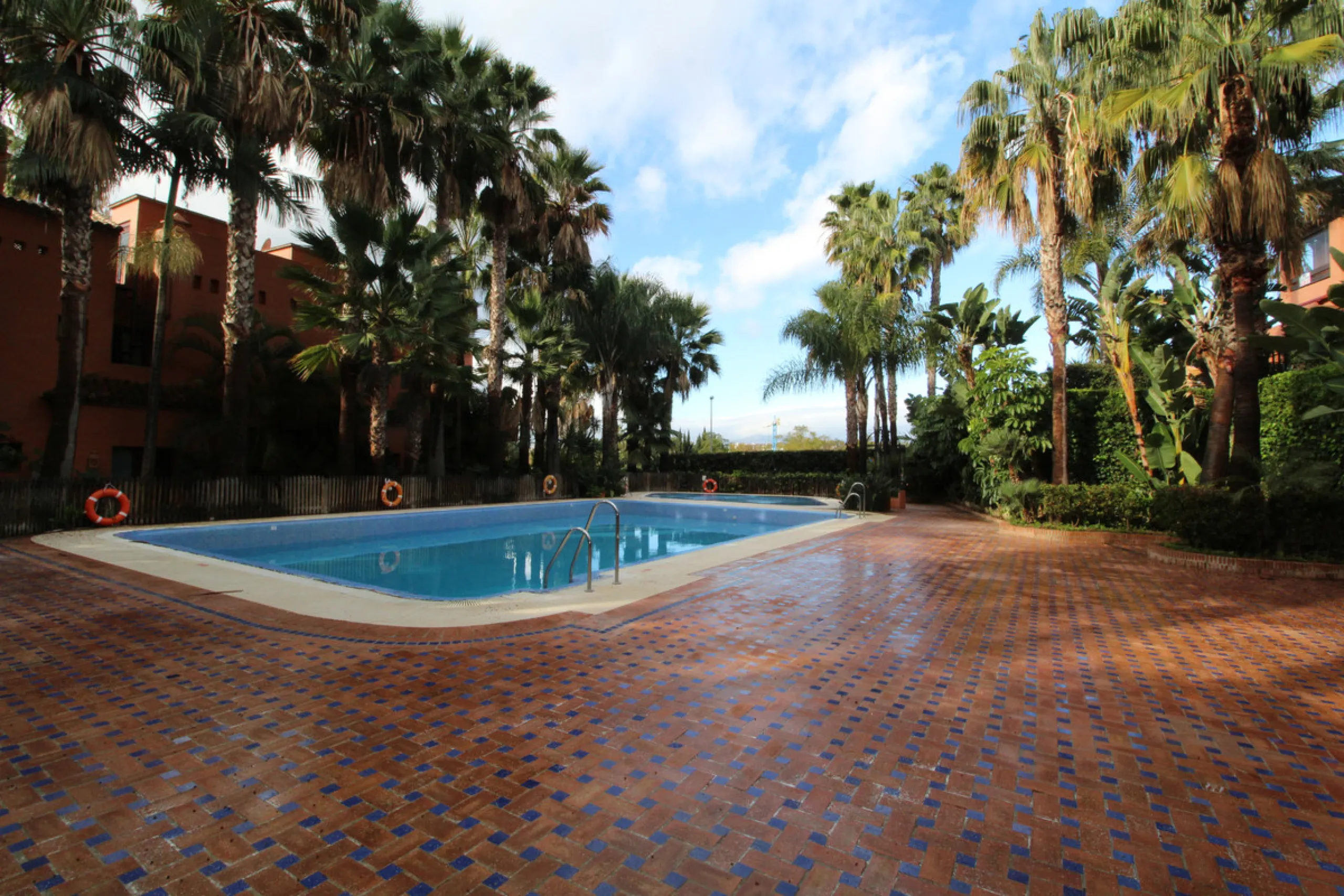 House - Semi-Detached House в продаже в Marbella, Málaga. В доме 3 спален и 3 ванных комнат. Площадь дома 431 м². Площадь участка 100 м²