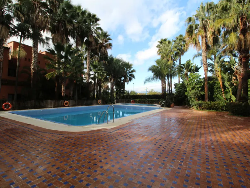 House - Semi-Detached House в продаже в Marbella, Málaga. В доме 3 спален и 3 ванных комнат. Площадь дома 431 м². Площадь участка 100 м²