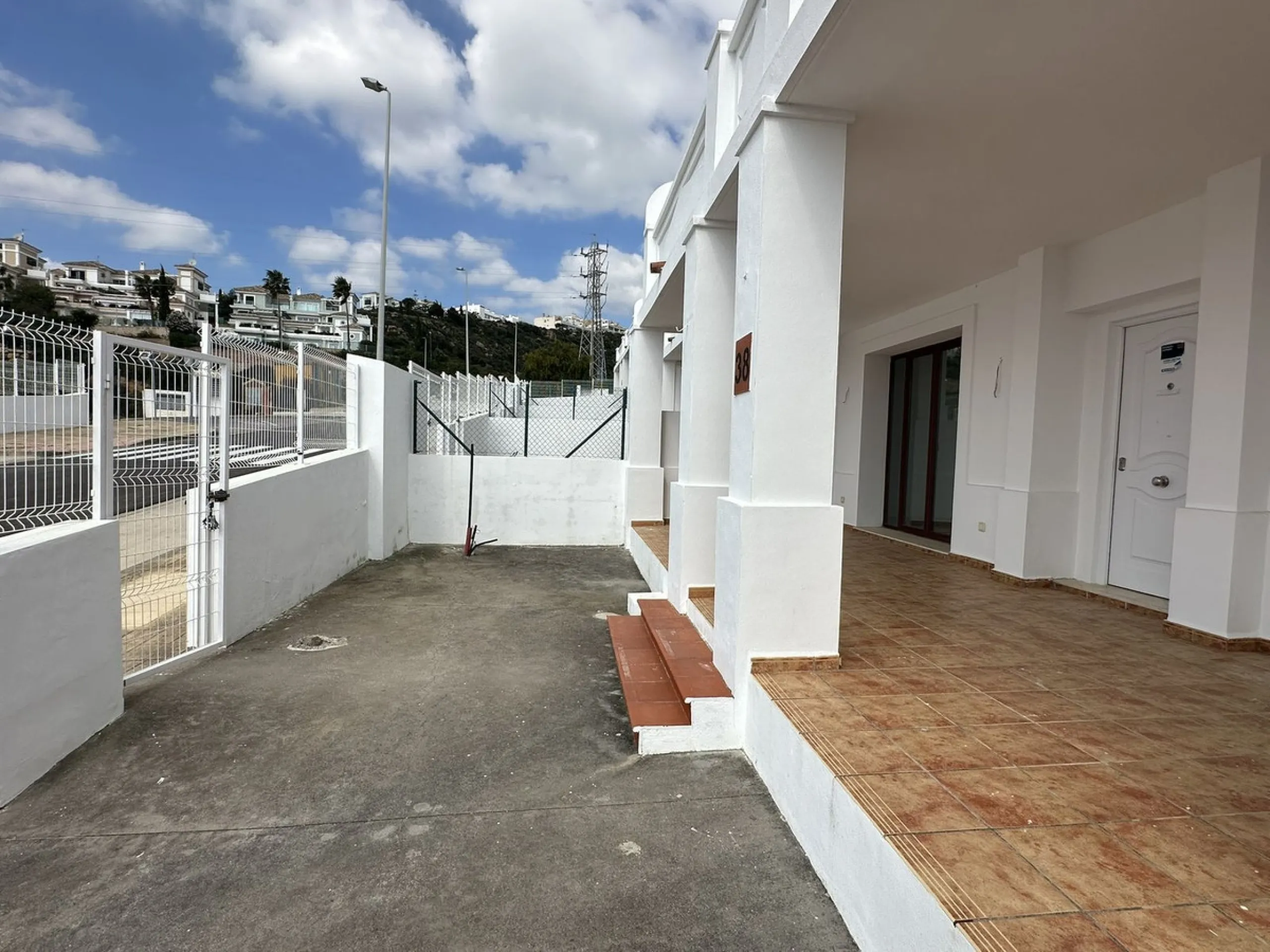 Discover this charming detached home in the exclusive Doña Julia residential complex, in the municipality of Casares, Málaga. A property that combines comfort, spaciousness and a privileged location, perfect for those seeking tranquillity and quality of l